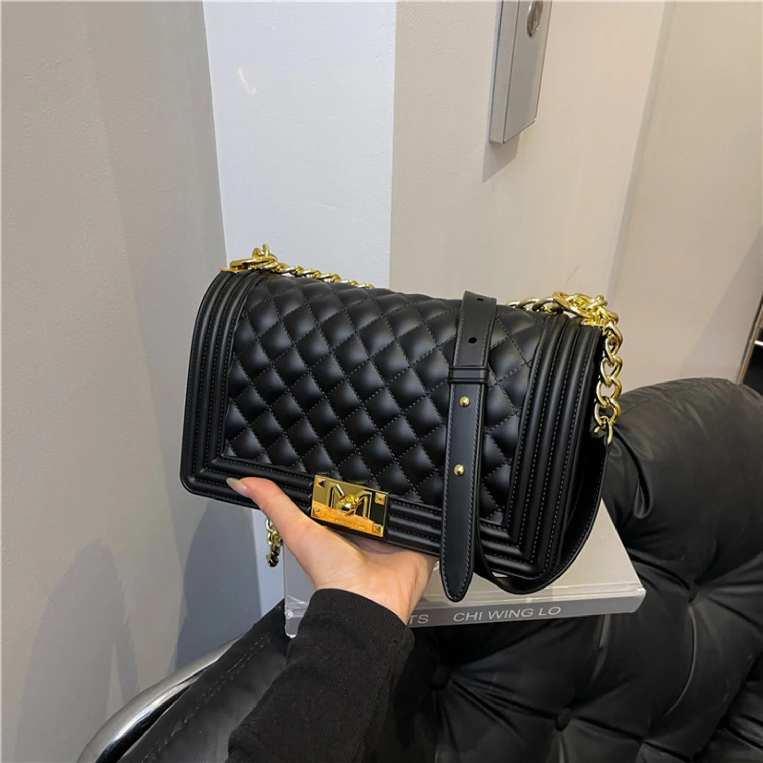 Y2K Style Women's Chain Shoulder Bag 2026 Decorative Crossbody Street Casual Simple Handbag Fashion Accessory
Y2K Style Women's Chain Shoulder Bag 2026 Decorative Crossbody Street Casual Simple Handbag Fashion Accessory