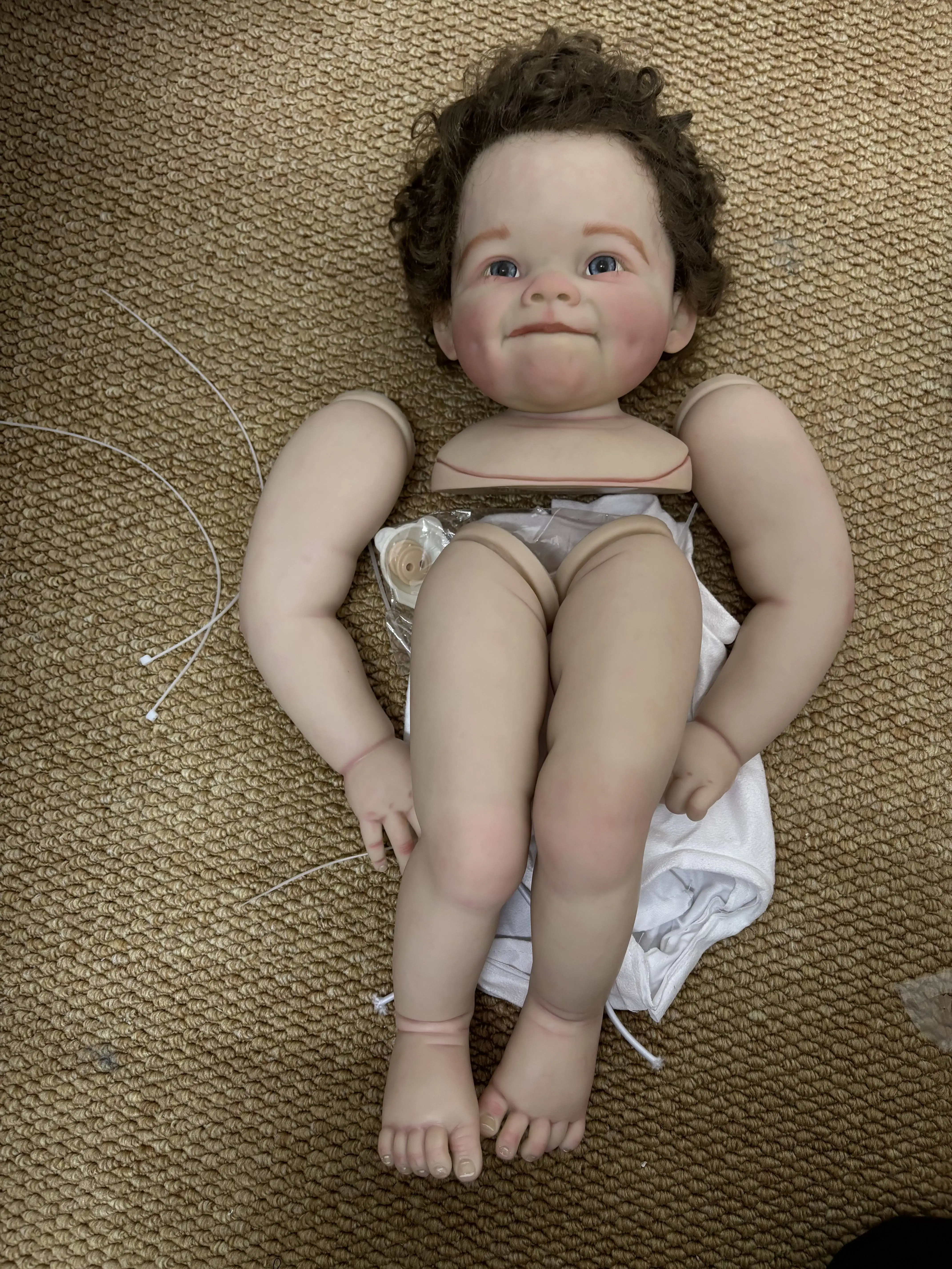 FBBD индивидуальная ограниченная поставка 28 дюймов Reborn Baby Raya с ручной росписью волос, комплект «сделай сам», часть с разъемами
FBBD индивидуальная ограниченная поставка 28 дюймов Reborn Baby Raya с ручной росписью волос, комплект «сделай сам», часть с разъемами