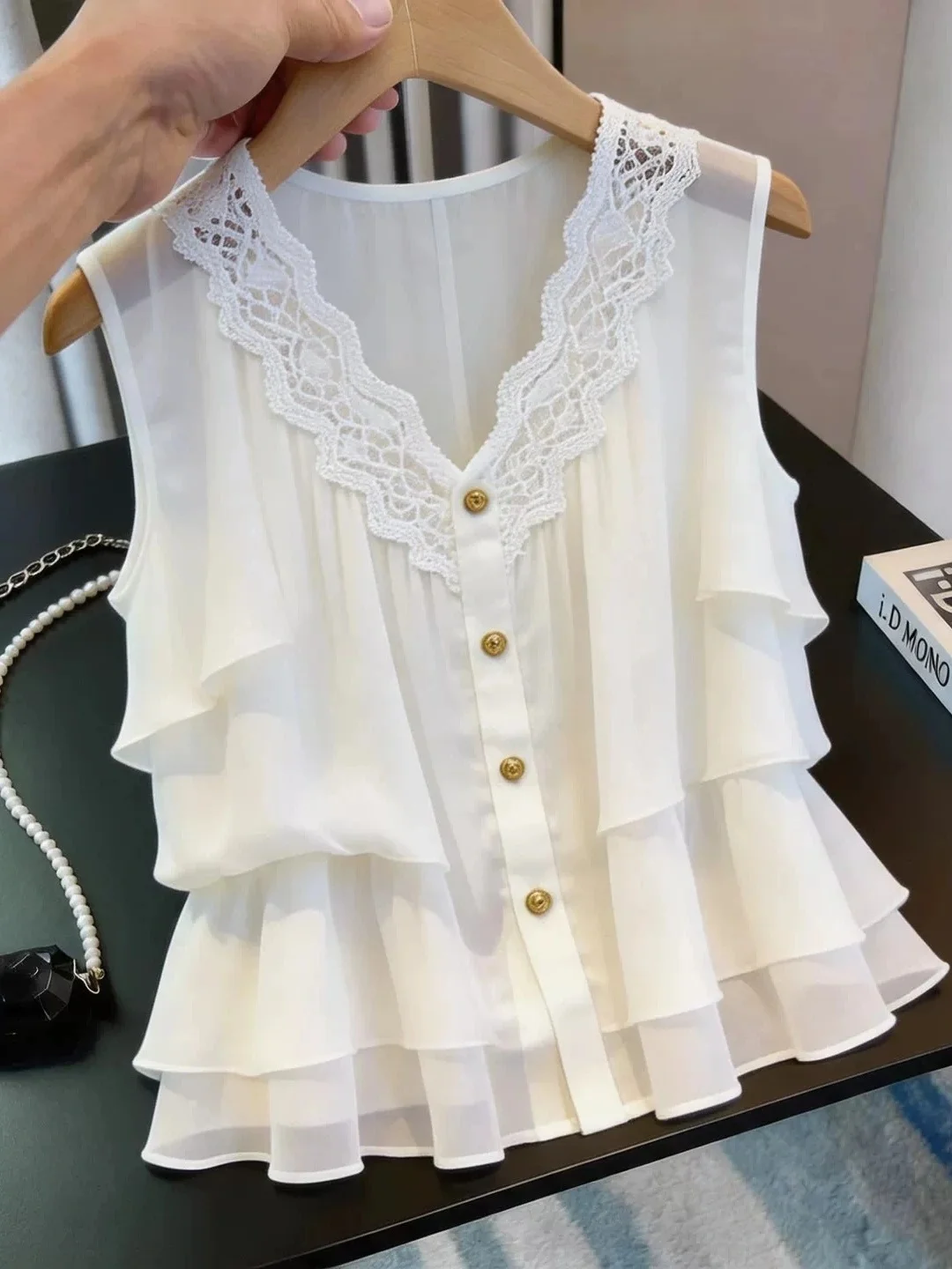 Elegant Lace V-Neck Sleeveless Vest Single Button Design Summer Trendy Women's Fashion Silk Top Commute Korean Style Straight...
Elegant Lace V-Neck Sleeveless Vest Single Button Design Summer Trendy Women's Fashion Silk Top Commute Korean Style Straight...
