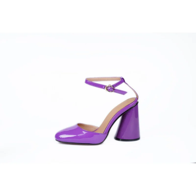 Pumps women shoes Thick Heel Women shoes leather Big size Light Weight Round toe Retro simple and elegant
Pumps women shoes Thick Heel Women shoes leather Big size Light Weight Round toe Retro simple and elegant