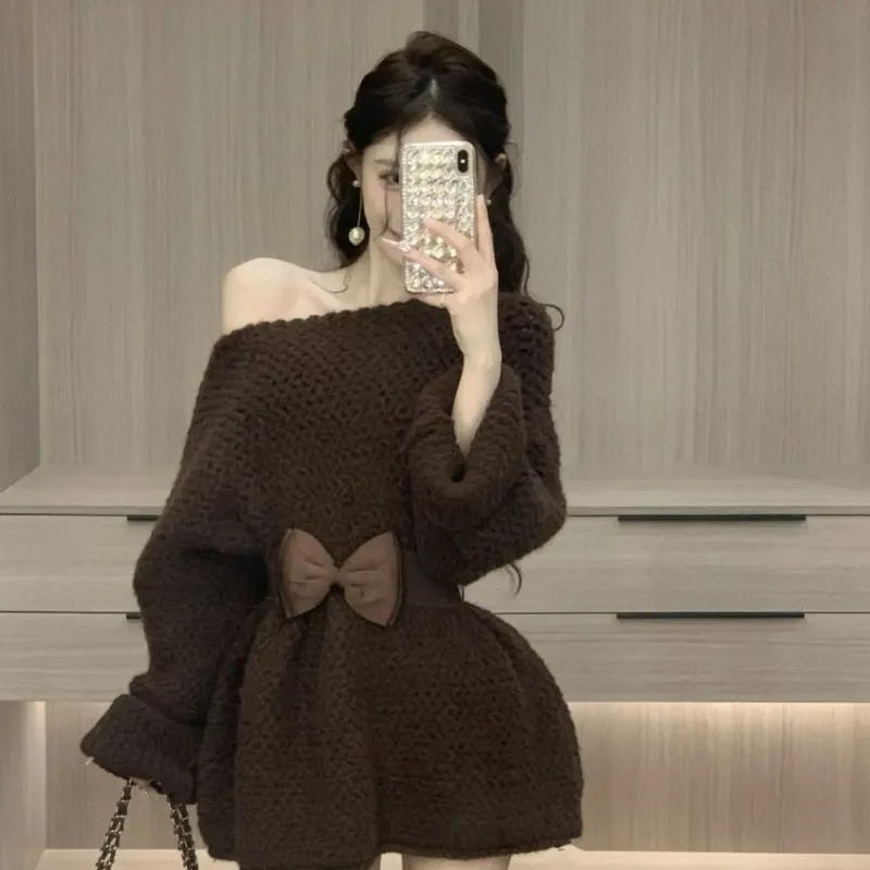 Свитер с воротником-стойкой, однотонный, свободного кроя, средней и большой длины, новый, осенне-зимний, вязаный, в стиле casual, для создания омолаживающего образа.
Свитер с воротником-стойкой, однотонный, свободного кроя, средней и большой длины, новый, осенне-зимний, вязаный, в стиле casual, для создания омолаживающего образа.