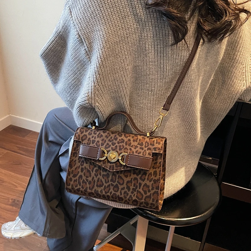 Fashionable Messenger Bag Women Large Capacity Solid Color For Daily Shopper Use Minimalist Chic Design
Fashionable Messenger Bag Women Large Capacity Solid Color For Daily Shopper Use Minimalist Chic Design