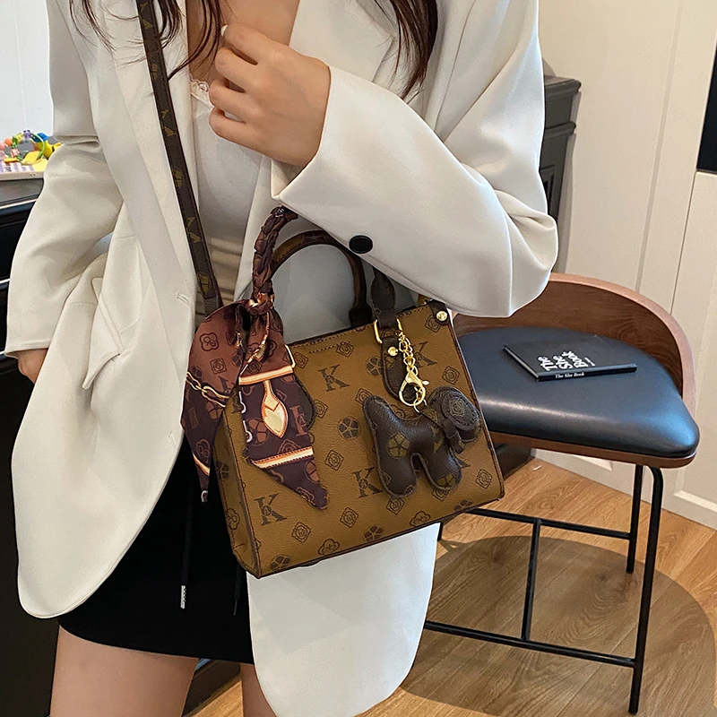Famous Designer Leather Crossbody Bag For Ladies, Elegant Shoulder Handbag Women, Classic Fashion Piece
Famous Designer Leather Crossbody Bag For Ladies, Elegant Shoulder Handbag Women, Classic Fashion Piece