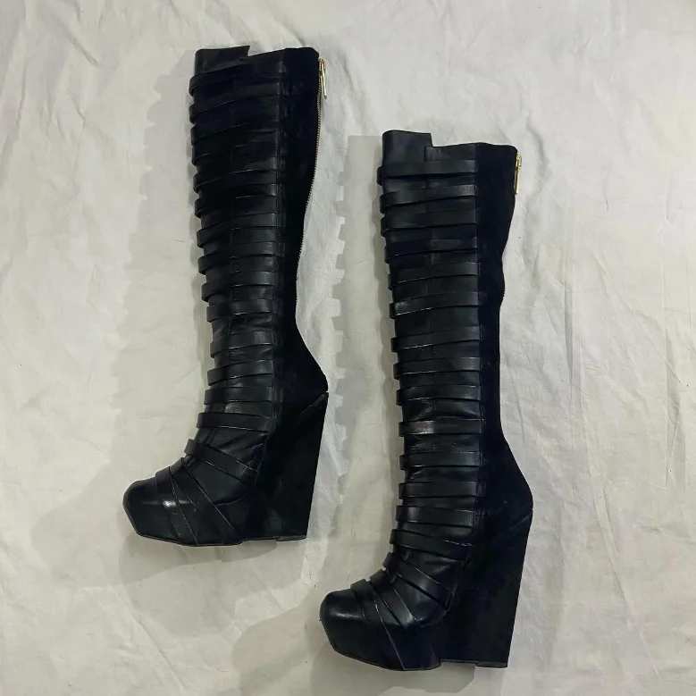 Black Leather Platform Wedge Heel Knee High Boot Women Round Toe Multi Straps High Heel Back Zipper Runway Dress Long Boot
Black Leather Platform Wedge Heel Knee High Boot Women Round Toe Multi Straps High Heel Back Zipper Runway Dress Long Boot