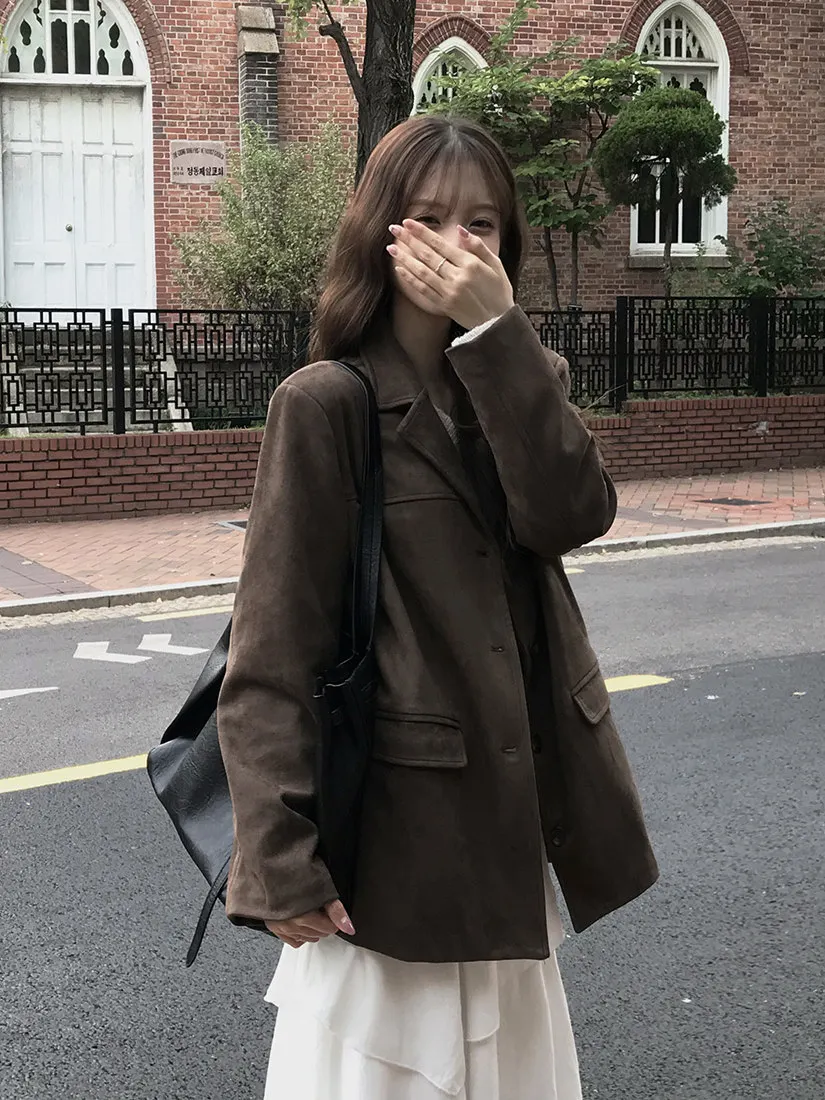 Американский замшевый бархатный костюм в стиле ретро, женский шикарный ранний зимний новый универсальный топ на одной пуговице, корейский топ для поездок на работу
Американский замшевый бархатный костюм в стиле ретро, женский шикарный ранний зимний новый универсальный топ на одной пуговице, корейский топ для поездок на работу