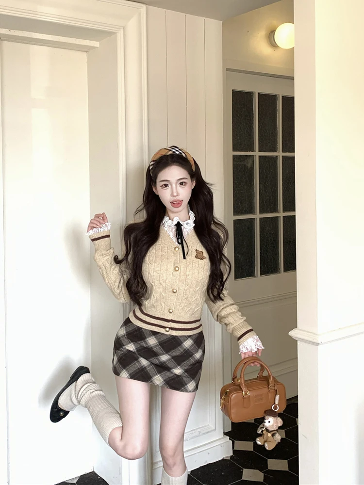 Korean Style Bear Print Lace Knit Cardigan V-Neck Short Sleeve Women's Fashion Set with Plaid Skirt Autumn Casual Wear
Korean Style Bear Print Lace Knit Cardigan V-Neck Short Sleeve Women's Fashion Set with Plaid Skirt Autumn Casual Wear