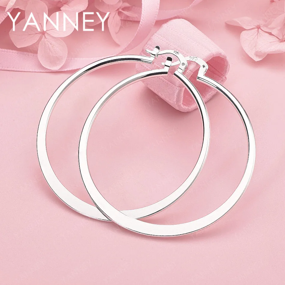 Роскошные простые плоские серьги-кольца из стерлингового серебра 925 пробы 55 мм для женщин, свадебный подарок, очаровательные аксессуары, ювелирные изделия
Роскошные простые плоские серьги-кольца из стерлингового серебра 925 пробы 55 мм для женщин, свадебный подарок, очаровательные аксессуары, ювелирные изделия