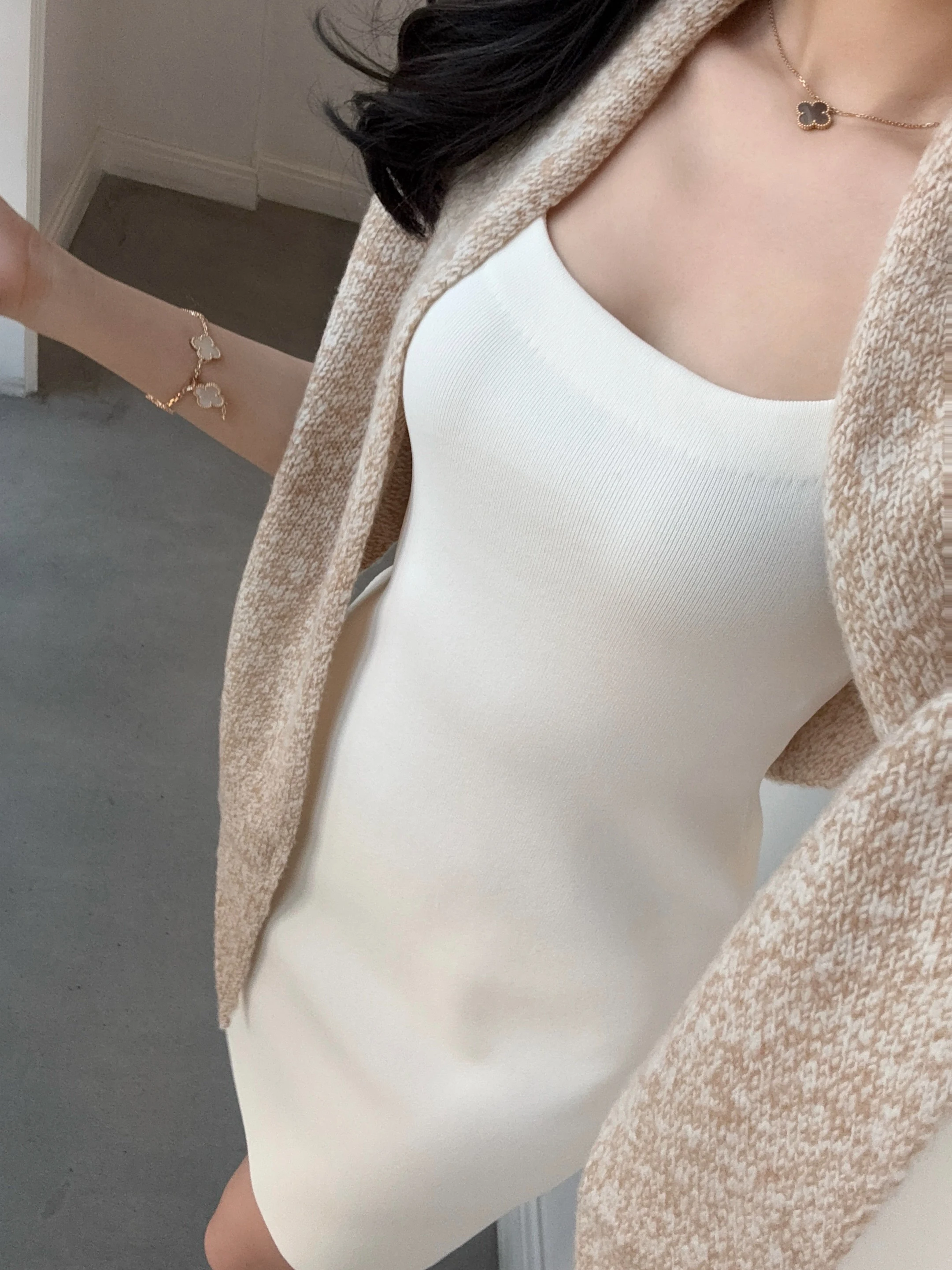 Уютный шерстяной женский модный вязаный свитер с V-образным вырезом и коротким рукавом, универсальный осенний маст-хэв
Уютный шерстяной женский модный вязаный свитер с V-образным вырезом и коротким рукавом, универсальный осенний маст-хэв