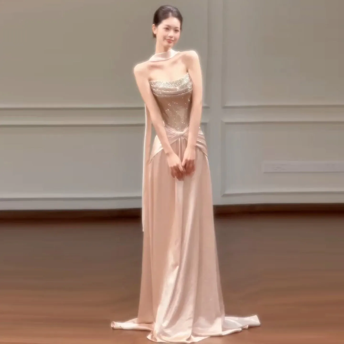 Tube Top Sequined Evening Dress 2026 New Banquet Fishtail High-End Engagement Dress Temperament Host Dress
Tube Top Sequined Evening Dress 2026 New Banquet Fishtail High-End Engagement Dress Temperament Host Dress