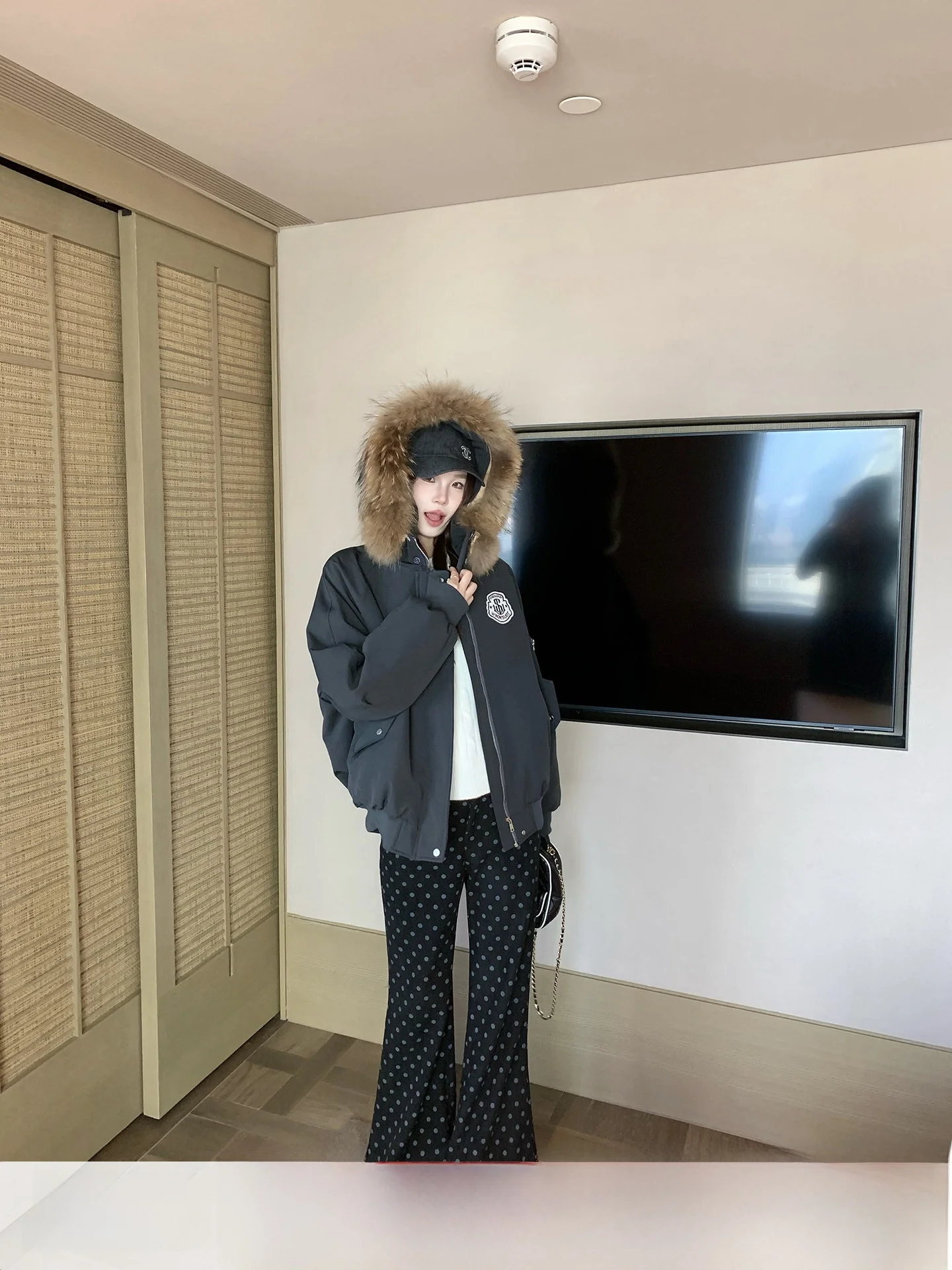 Повседневные женские брюки-клеш в горошек, осенне-зимние, длинные, в пол, на флисовой подкладке, с пуговицами на талии
Повседневные женские брюки-клеш в горошек, осенне-зимние, длинные, в пол, на флисовой подкладке, с пуговицами на талии