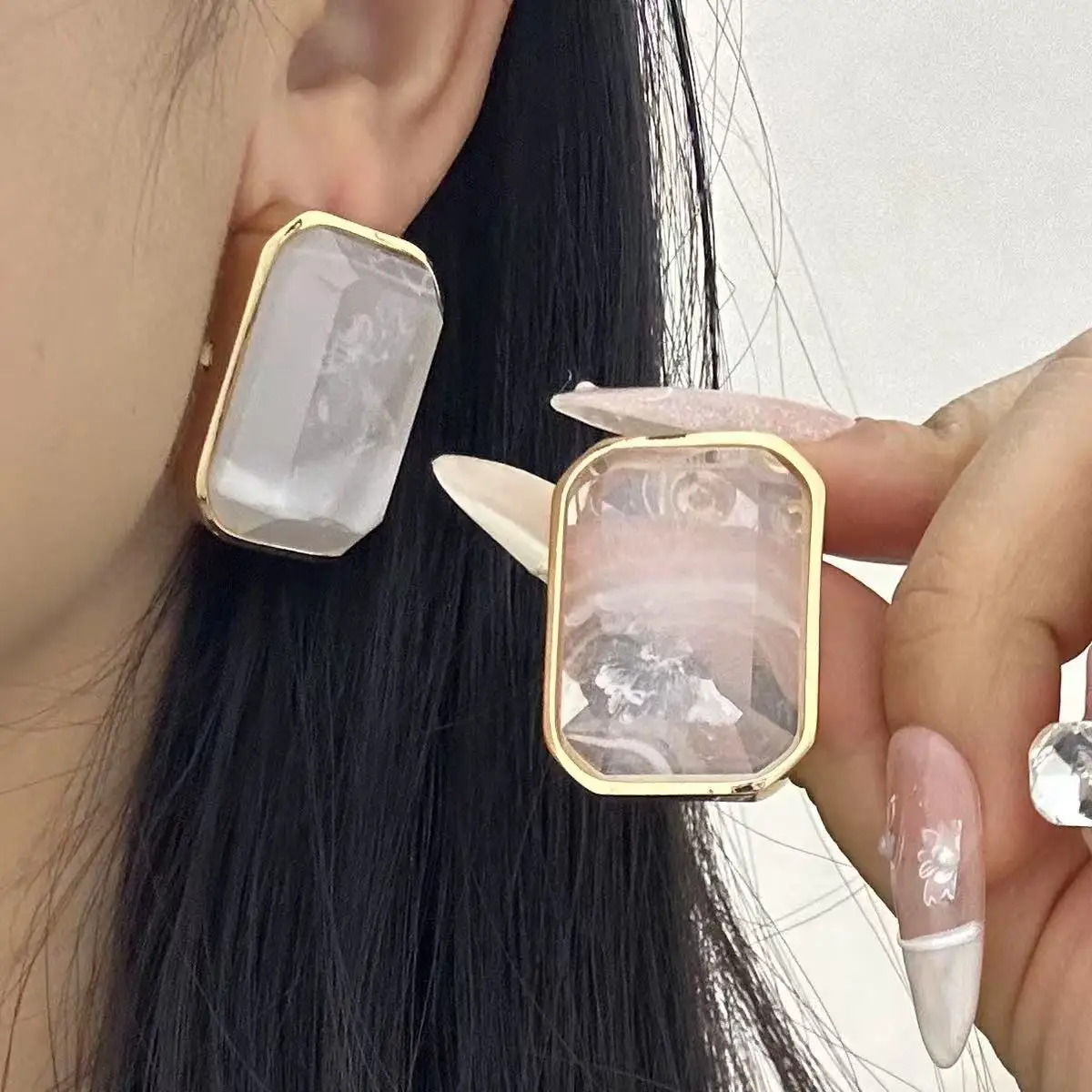 Vintage Geometric Metal Square Crystal Earrings for Women European American Personality Simple Commuter Jewelry Accessories
Vintage Geometric Metal Square Crystal Earrings for Women European American Personality Simple Commuter Jewelry Accessories