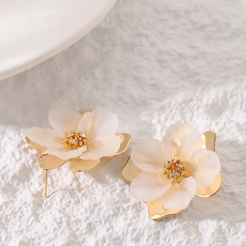 Fashionable, exquisite and simple, diamond-encrusted three-dimensional flower earrings, light luxury, versatile earrings
Fashionable, exquisite and simple, diamond-encrusted three-dimensional flower earrings, light luxury, versatile earrings