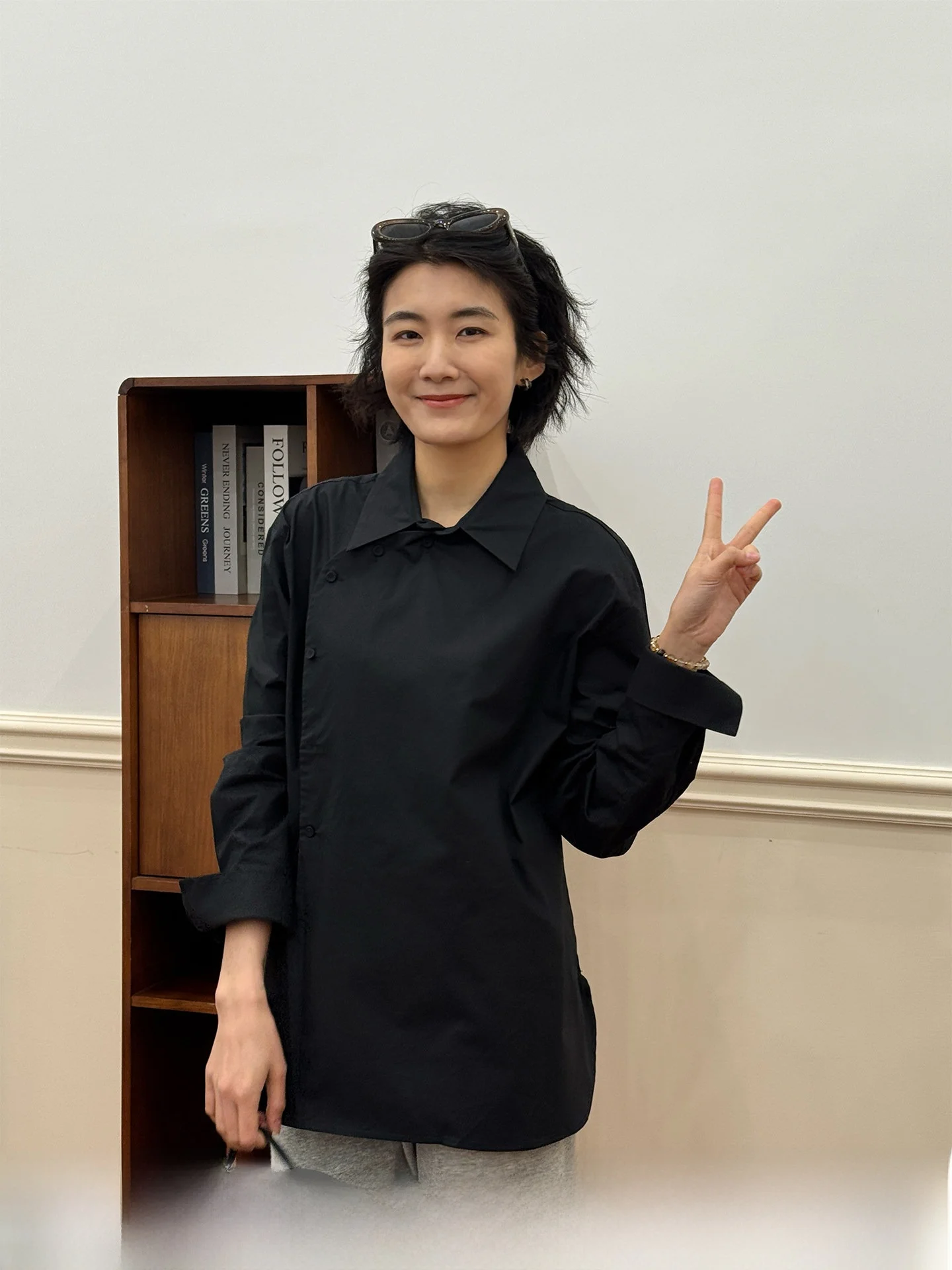 Женская блузка Langqing из чистого хлопка с длинным рукавом, новинка весенней коллекции, с косыми пуговицами, отложным воротником, свободного кроя, высокое качество, простой дизайн
Женская блузка Langqing из чистого хлопка с длинным рукавом, новинка весенней коллекции, с косыми пуговицами, отложным воротником, свободного кроя, высокое качество, простой дизайн