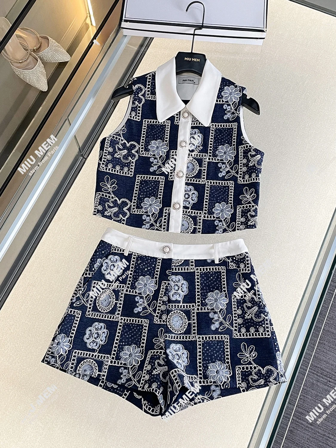 Miumem Premium Women's Spring Summer Vintage Floral Embroidery Denim Vest orts Set ort Pants Ensemble Collar Button up
Miumem Premium Women's Spring Summer Vintage Floral Embroidery Denim Vest orts Set ort Pants Ensemble Collar Button up