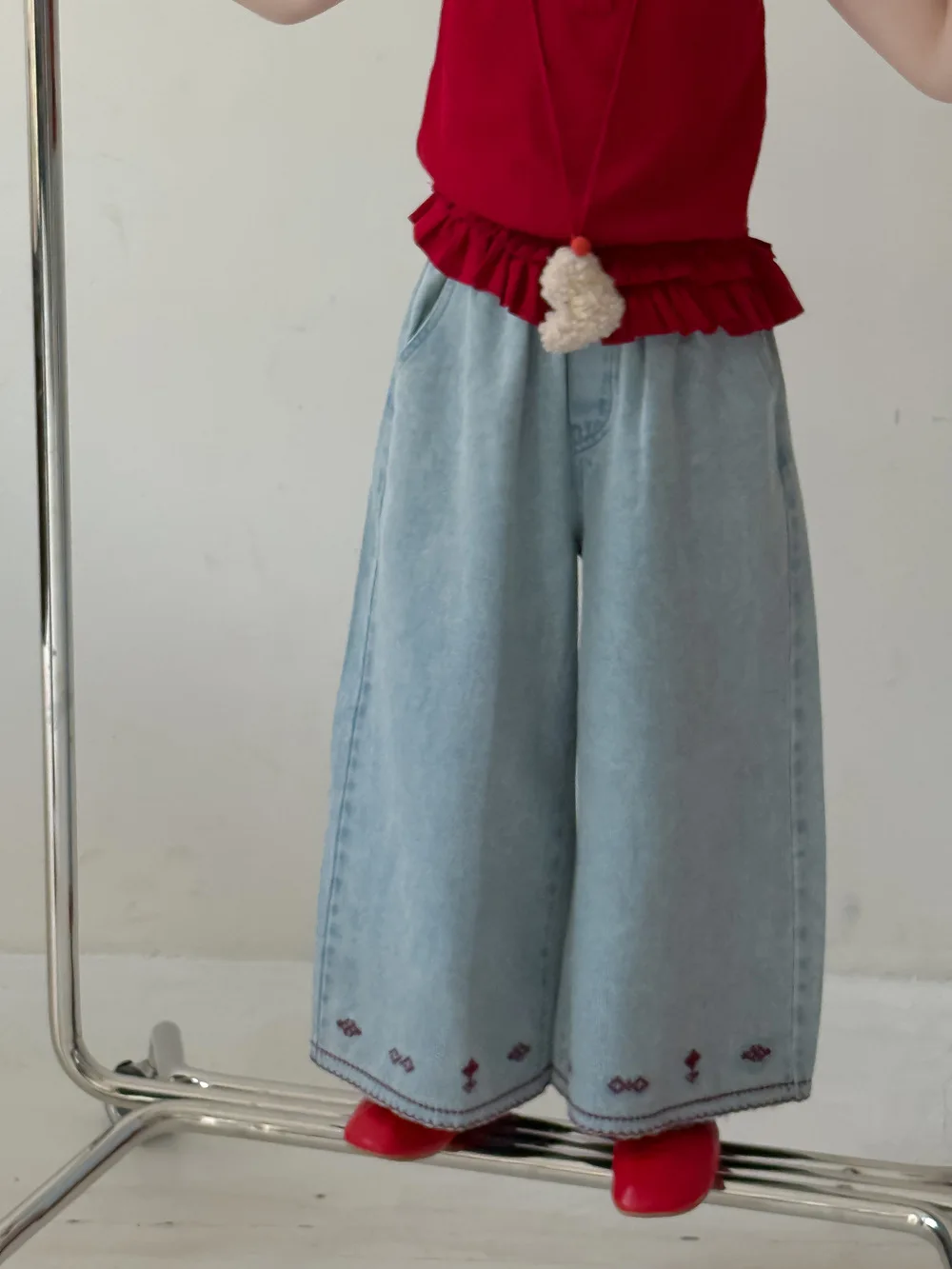 2025 Summer New Children Loose Denim Trousers Girls Solid Straight Jeans Kids Loose Wide Leg Pants Girls Embroidery Casual Pants
2025 Summer New Children Loose Denim Trousers Girls Solid Straight Jeans Kids Loose Wide Leg Pants Girls Embroidery Casual Pants