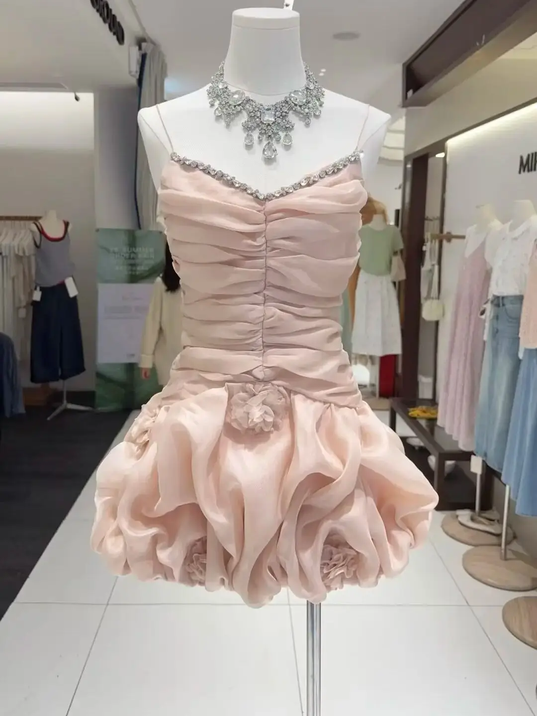 Pink Beige Sexy Sleeveless Shiny Princess Mini Dress Luxury Diamonds Floral Wedding Guest Dresses Evening Party Prom Gowns
Pink Beige Sexy Sleeveless Shiny Princess Mini Dress Luxury Diamonds Floral Wedding Guest Dresses Evening Party Prom Gowns
