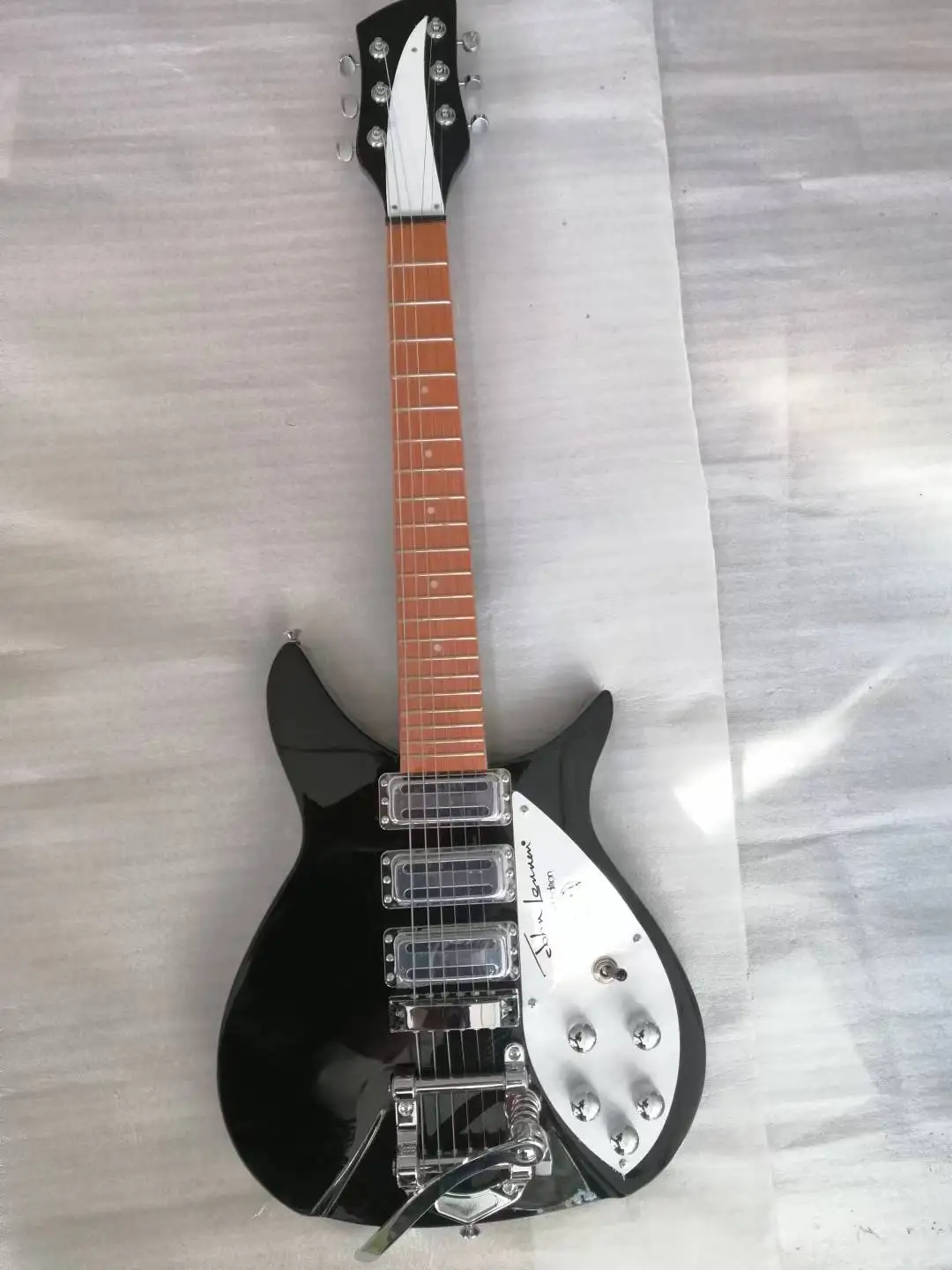 6-string electric guitar, 21 notes, black paint, silver accessories, free transportation
6-string electric guitar, 21 notes, black paint, silver accessories, free transportation