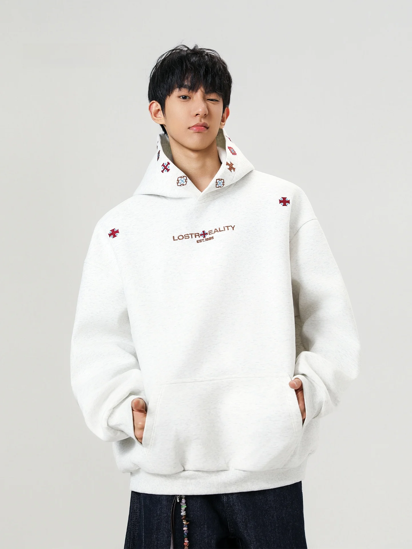 Мужская толстовка оверсайз с этнической вышивкой, плотная, жесткая, для осени и зимы, в американском уличном стиле, свободного кроя
Мужская толстовка оверсайз с этнической вышивкой, плотная, жесткая, для осени и зимы, в американском уличном стиле, свободного кроя