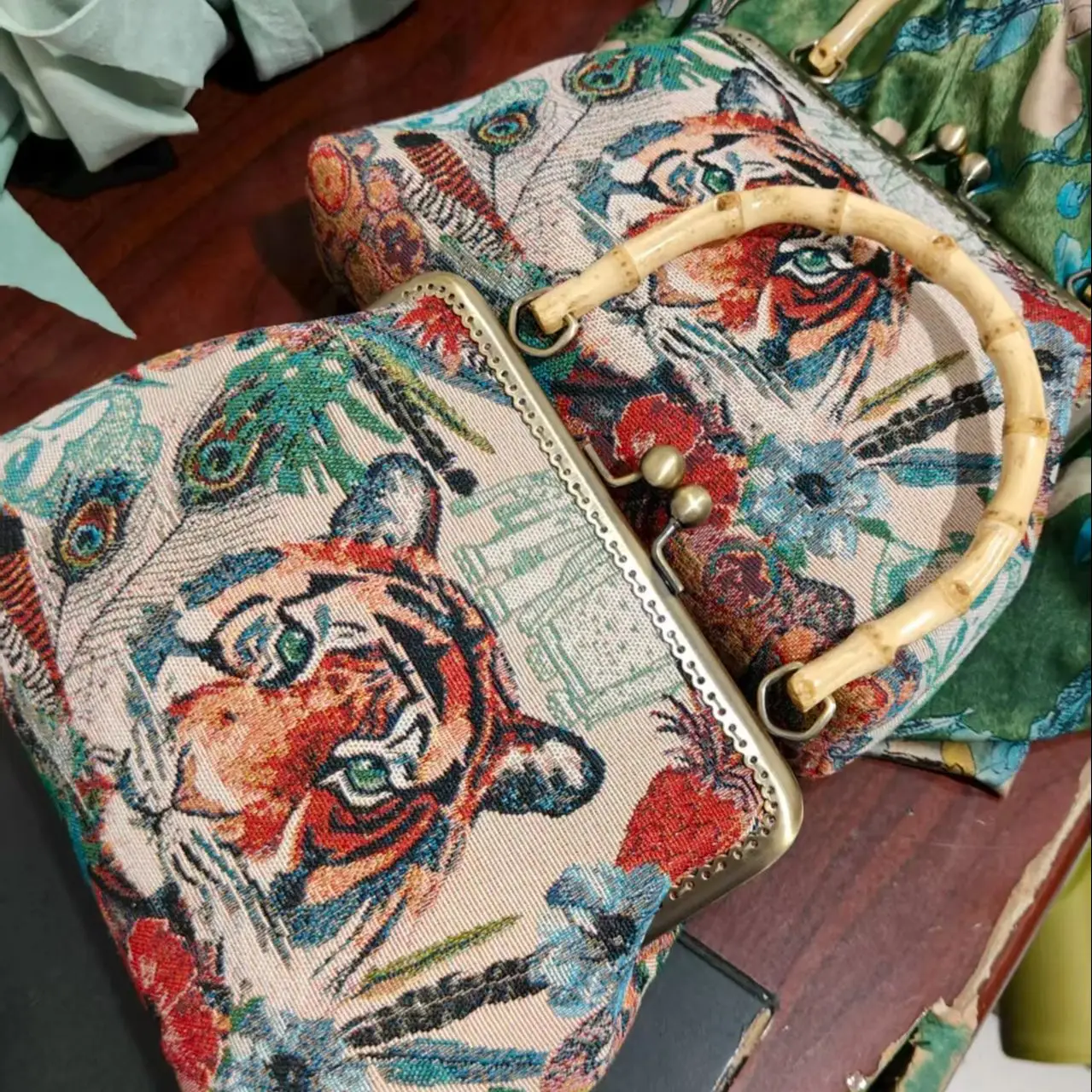 Потерянный винтажный изысканный клатч с художественными тиграми и аналами, гобеленовая ткань, которая попасть насыщенного геометрического отображения
Потерянный винтажный изысканный клатч с художественными тиграми и аналами, гобеленовая ткань, которая попасть насыщенного геометрического отображения