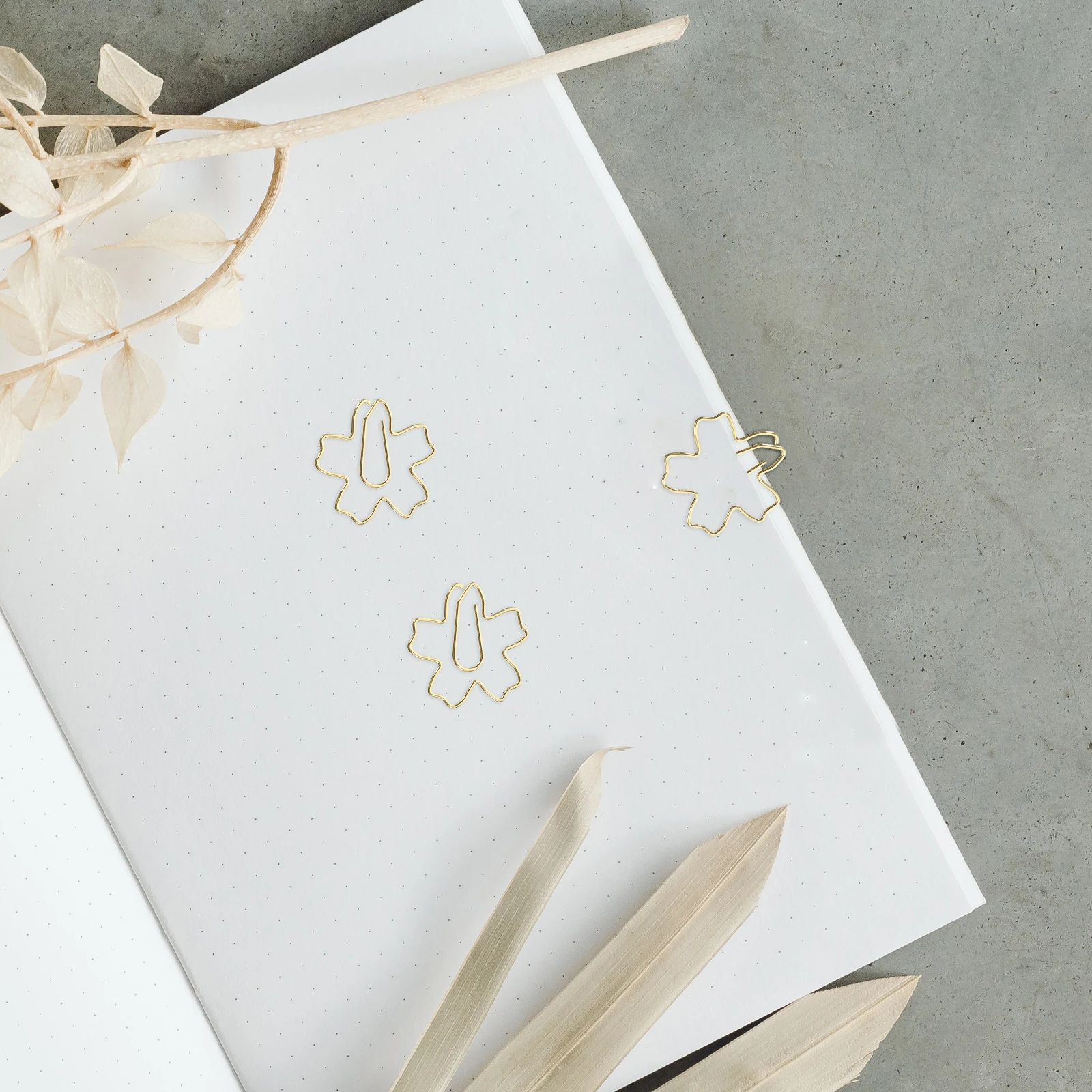 36Pcs Flower Shaped Metal Paper Clips Decorative Bookmark Clip for Calendar Markers Scrapbooks Notepad Memo Clamps Office
36Pcs Flower Shaped Metal Paper Clips Decorative Bookmark Clip for Calendar Markers Scrapbooks Notepad Memo Clamps Office