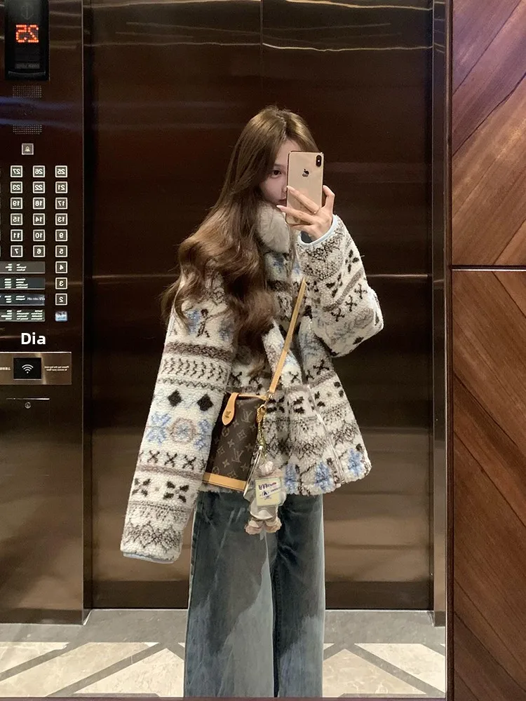 2025 New Women's Short Lamb Fur Jacket Integrated Skin And Fur Collar Eco-friendly Fur Top Korean Style Loose Fit Warmth
2025 New Women's Short Lamb Fur Jacket Integrated Skin And Fur Collar Eco-friendly Fur Top Korean Style Loose Fit Warmth