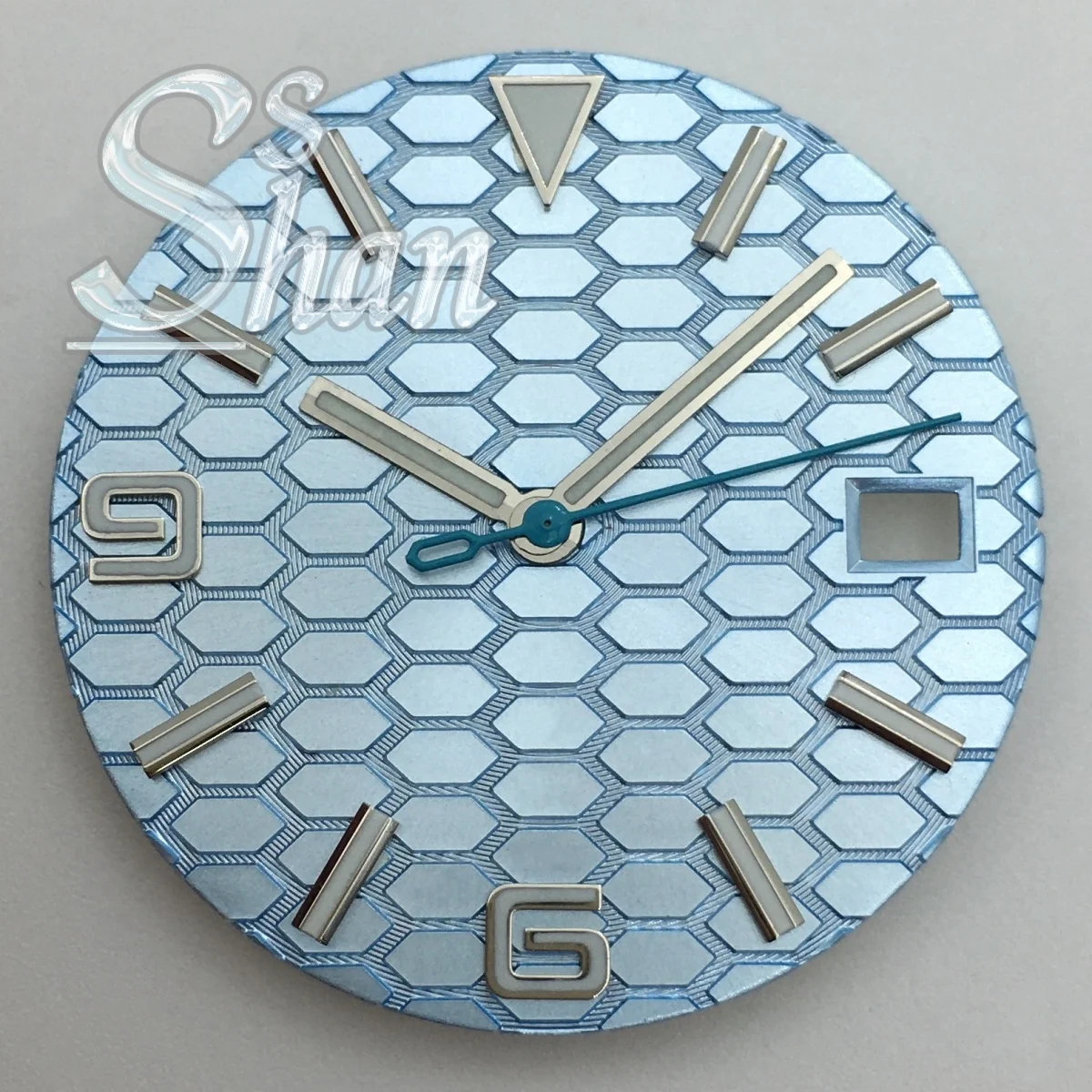 29mm horizontal striped dial, green luminous dial with hands and a 3 o 'clock date window is suitable for the NH35 movement
29mm horizontal striped dial, green luminous dial with hands and a 3 o 'clock date window is suitable for the NH35 movement