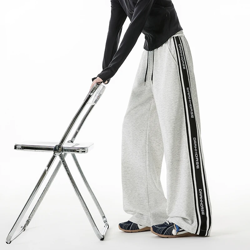 Students Streetwear Sweatpants Loose Fit Straight Leg Casual Pants with Side Stripe Design High Elastic Waistband Youth Fashion
Students Streetwear Sweatpants Loose Fit Straight Leg Casual Pants with Side Stripe Design High Elastic Waistband Youth Fashion