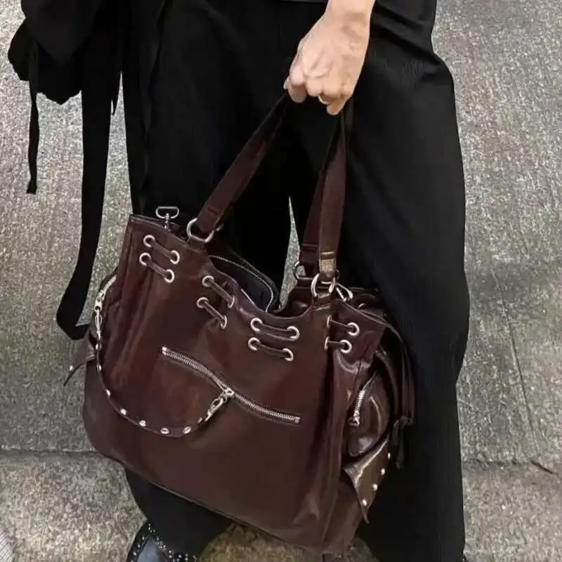Retro Maillard Pleated Rivet Armpit Bag Women Y2K Style PU Leather Personalized Street Handbag High Capacity Shoulder Tote Bag
Retro Maillard Pleated Rivet Armpit Bag Women Y2K Style PU Leather Personalized Street Handbag High Capacity Shoulder Tote Bag