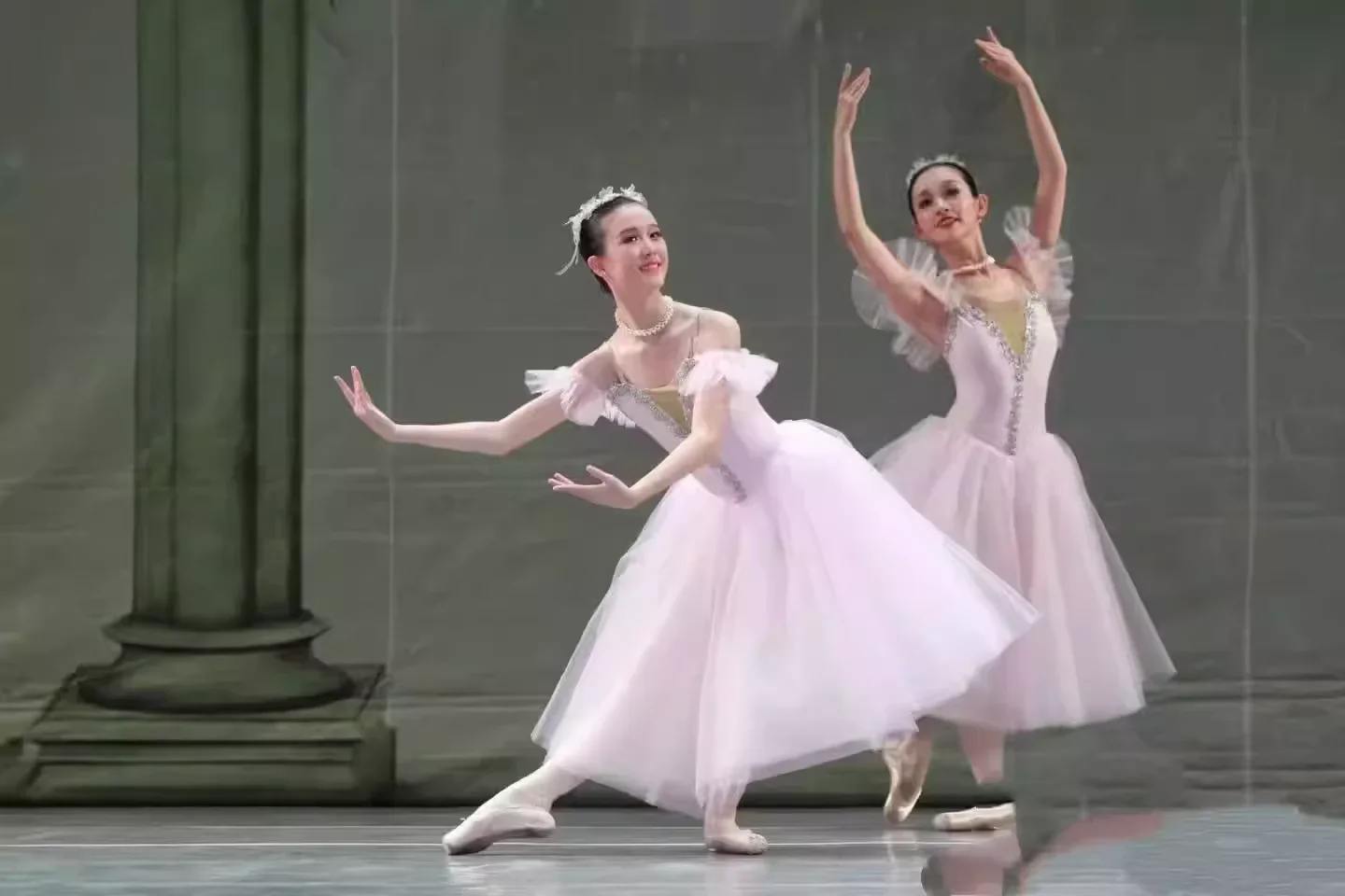 Профессиональный балетный костюм-пачка для взрослых и детей, балетное платье для выступлений, танцевальный костюм для девочек, дизайн «Лебединое озеро»
Профессиональный балетный костюм-пачка для взрослых и детей, балетное платье для выступлений, танцевальный костюм для девочек, дизайн «Лебединое озеро»