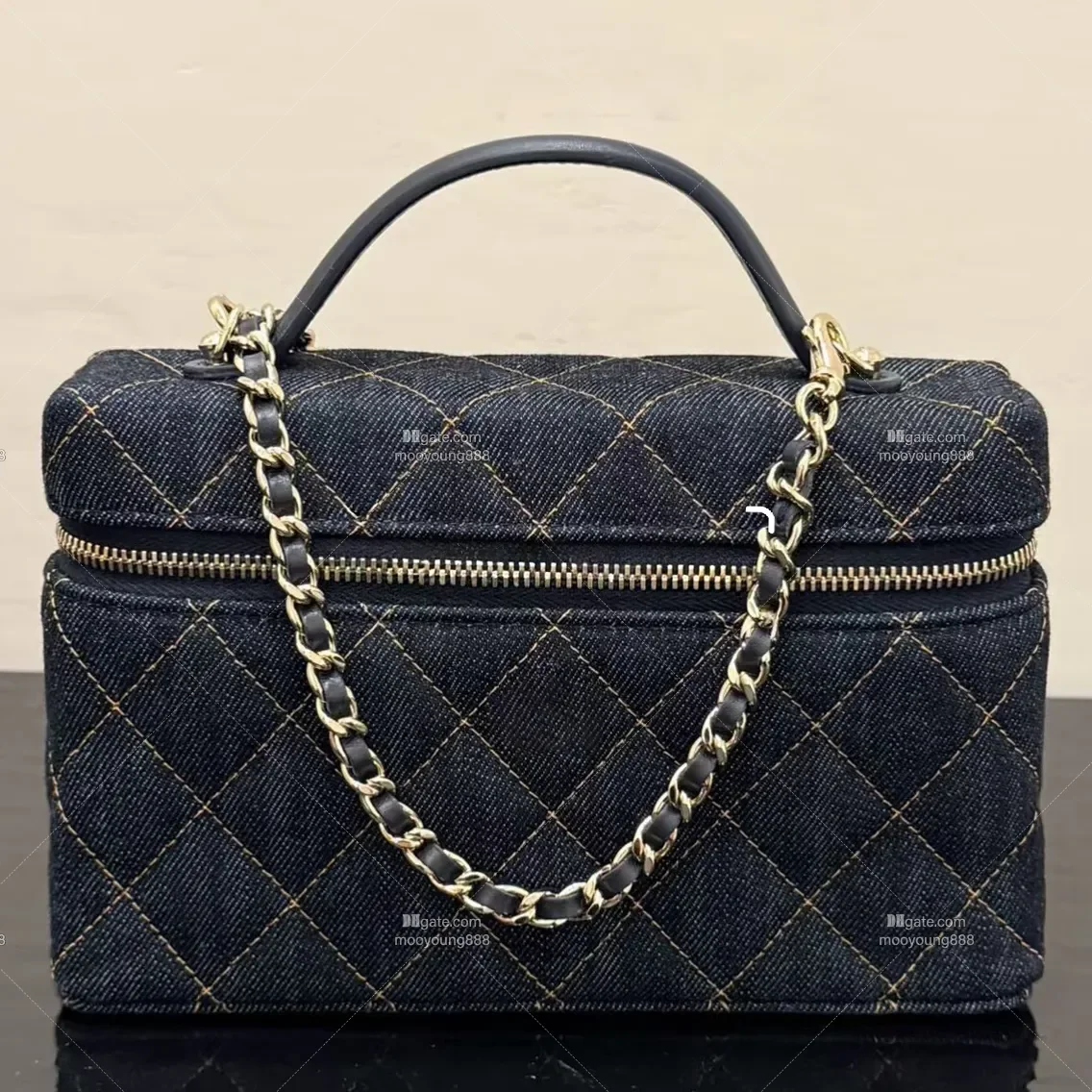 wholesale price 12A Upgrade Mirror Quality Denim Makeup Bag for Women Luxury Quilted Shoulder Case
wholesale price 12A Upgrade Mirror Quality Denim Makeup Bag for Women Luxury Quilted Shoulder Case