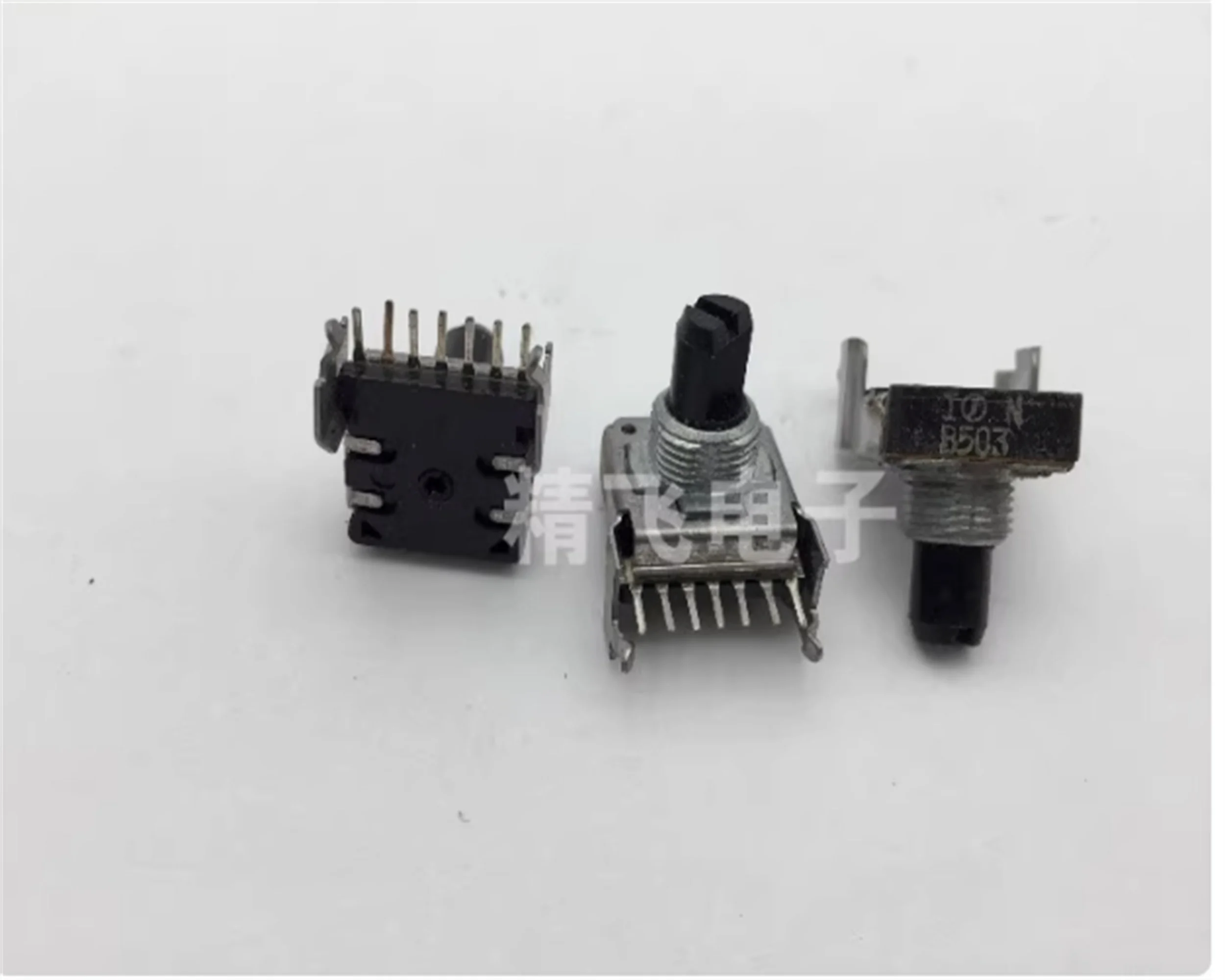 5 piece of Japanese NOBLE noble RK14 dual potentiometer B50K * 2 with center positioning shaft length 13MM
5 piece of Japanese NOBLE noble RK14 dual potentiometer B50K * 2 with center positioning shaft length 13MM