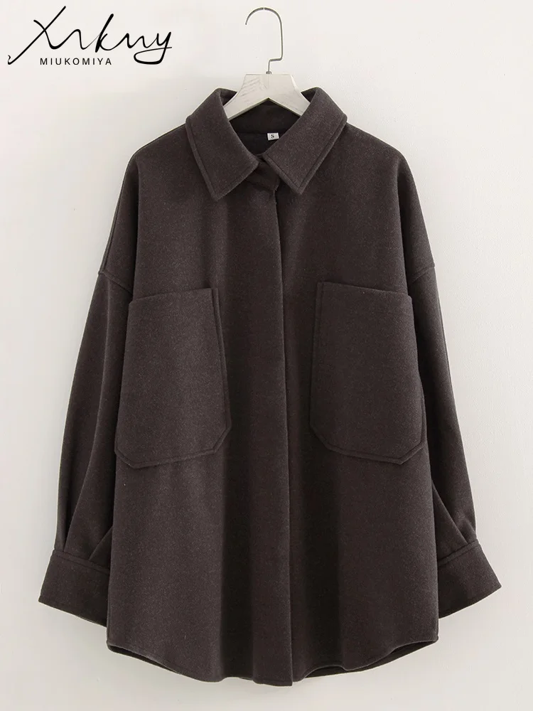 MiuKoMiYa осень-зима женское шерстяное пальто с лацканами и большими карманами толстые теплые однотонные свободные куртки с длинными рукавами для женщин мода
MiuKoMiYa осень-зима женское шерстяное пальто с лацканами и большими карманами толстые теплые однотонные свободные куртки с длинными рукавами для женщин мода