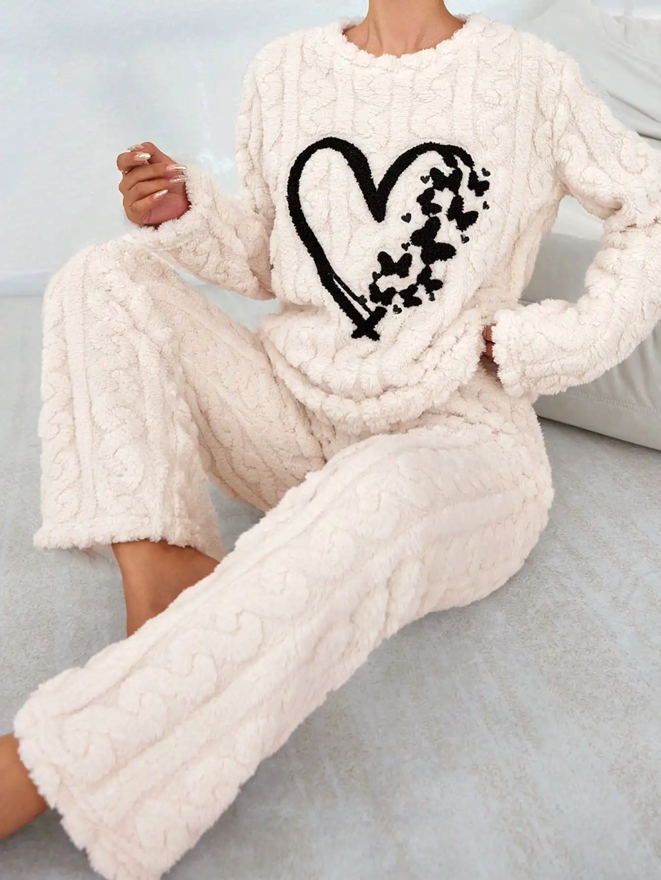 Уютный зимний флисовый пижамный комплект для женщин с вышивкой в виде сердечек и бабочек, мягкая фактурная трикотажная домашняя одежда
Уютный зимний флисовый пижамный комплект для женщин с вышивкой в виде сердечек и бабочек, мягкая фактурная трикотажная домашняя одежда
