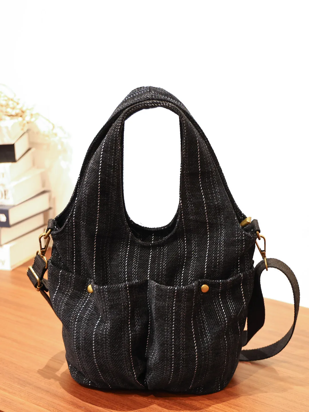 American Retro Personalized Large Capacity Bucket Shaped Multi Pocket Design Denim Original Single Shoulder Women's Bag Trendy
American Retro Personalized Large Capacity Bucket Shaped Multi Pocket Design Denim Original Single Shoulder Women's Bag Trendy