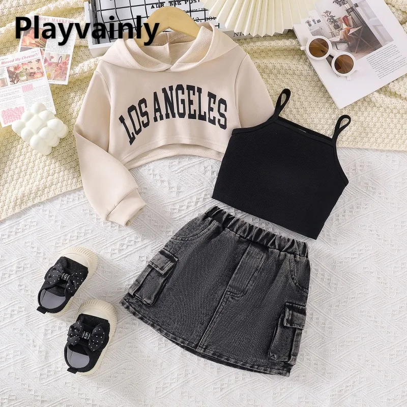 Комплект уличной одежды для маленьких девочек: черный топ на бретельках + абрикосовая толстовка с капюшоном и надписью + джинсовая юбка. Весенне-осенняя детская одежда D3666
Комплект уличной одежды для маленьких девочек: черный топ на бретельках + абрикосовая толстовка с капюшоном и надписью + джинсовая юбка. Весенне-осенняя детская одежда D3666