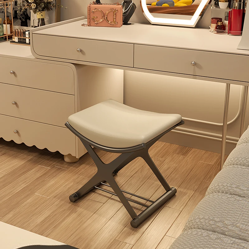 Табурет для макияжа для спальни, легкий роскошный высококачественный туалетный столик, стул, современный минималистичный кремовый стиль, кожа
Табурет для макияжа для спальни, легкий роскошный высококачественный туалетный столик, стул, современный минималистичный кремовый стиль, кожа