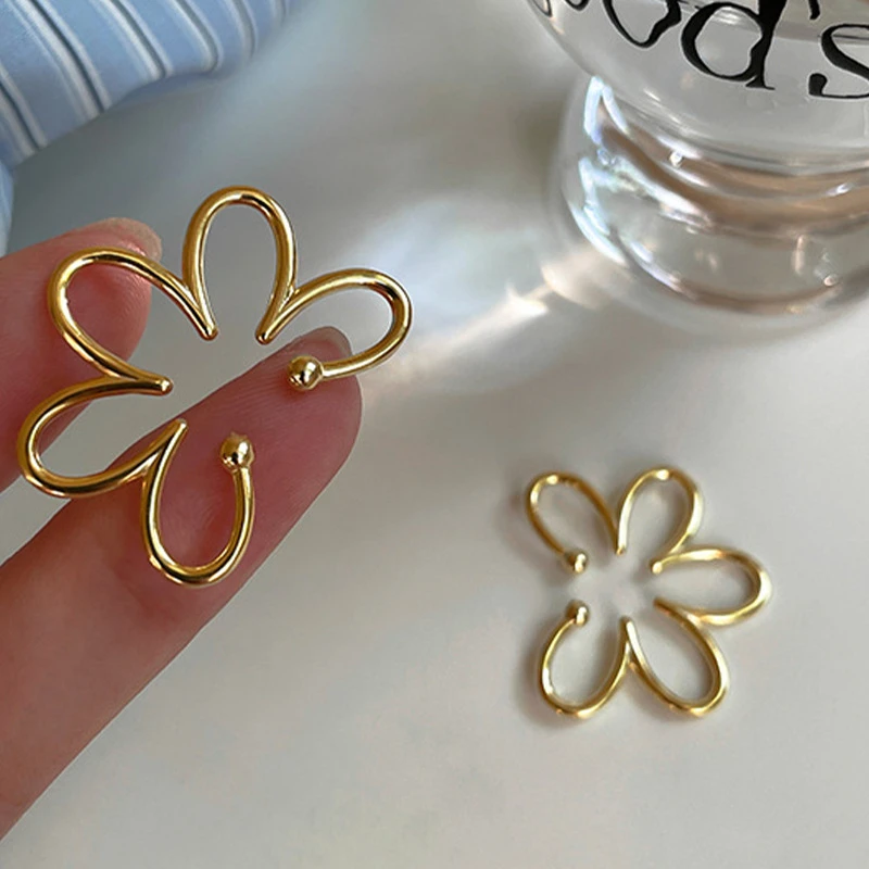 1 PC Korean Delicate Hollow Flower Clip Earring for Women Sweet Ear Bone No Piercing Earring Girls Aesthetic Daily Wear Jewelry
1 PC Korean Delicate Hollow Flower Clip Earring for Women Sweet Ear Bone No Piercing Earring Girls Aesthetic Daily Wear Jewelry