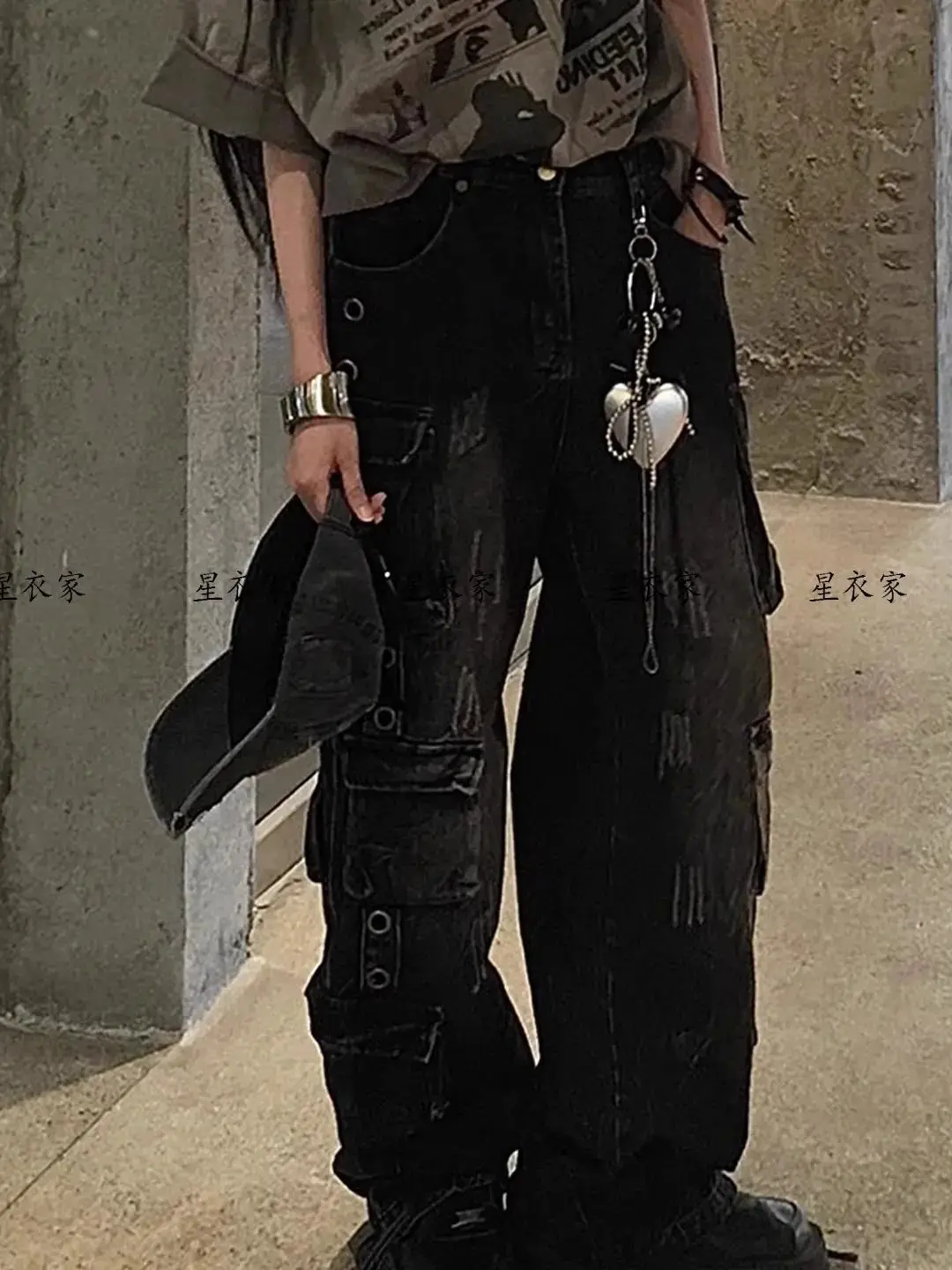 Американские винтажные готические черные потертые джинсы Y2K с несколькими карманами, женские свободные уличные трендовые широкие брюки в стиле хип-хоп, рэп
Американские винтажные готические черные потертые джинсы Y2K с несколькими карманами, женские свободные уличные трендовые широкие брюки в стиле хип-хоп, рэп