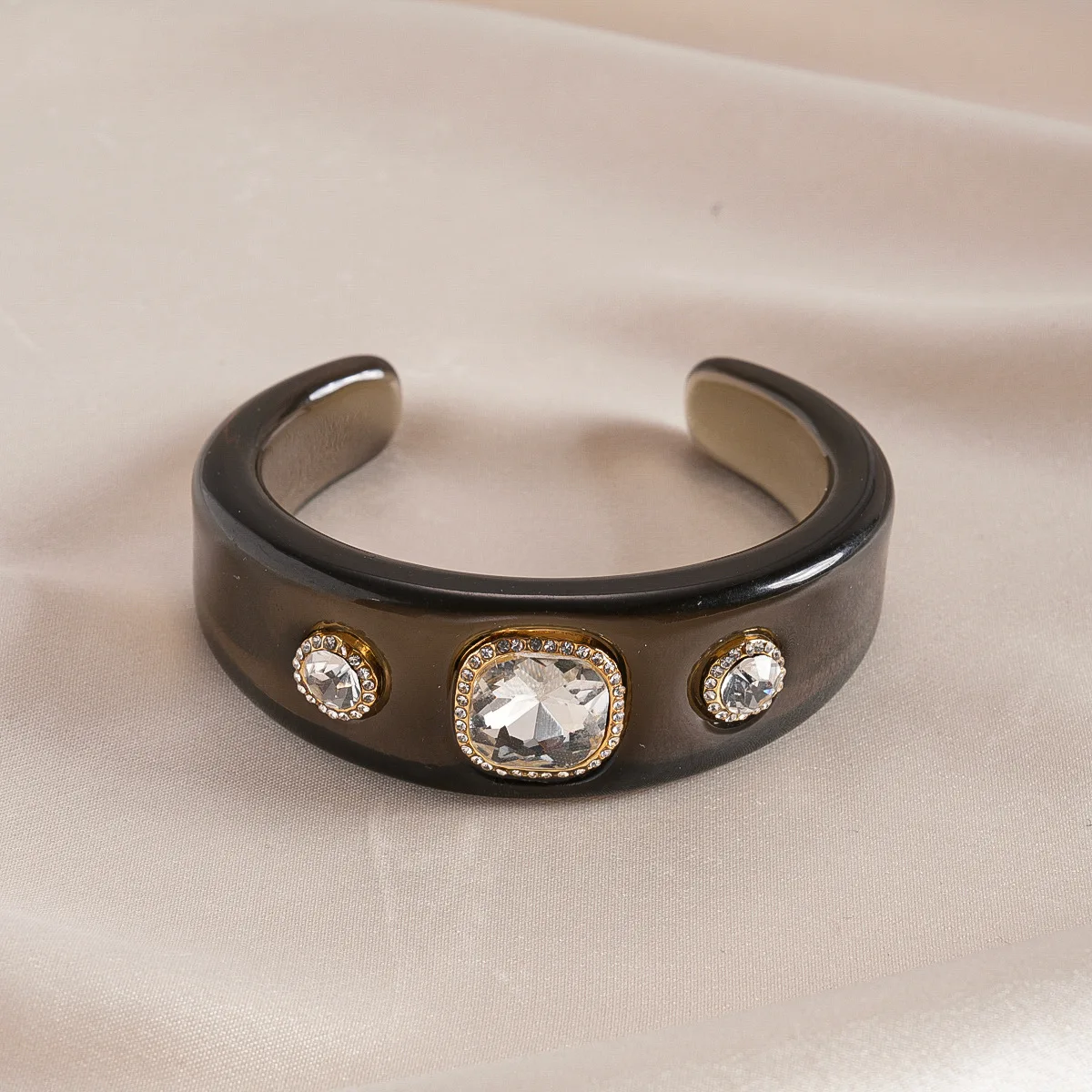 Vintage Colorful Acrylic Cuff Bracelets for Women Exaggerated Geometric Round Crystal Open Chunky Resin Bangles Designer Jewelry
Vintage Colorful Acrylic Cuff Bracelets for Women Exaggerated Geometric Round Crystal Open Chunky Resin Bangles Designer Jewelry