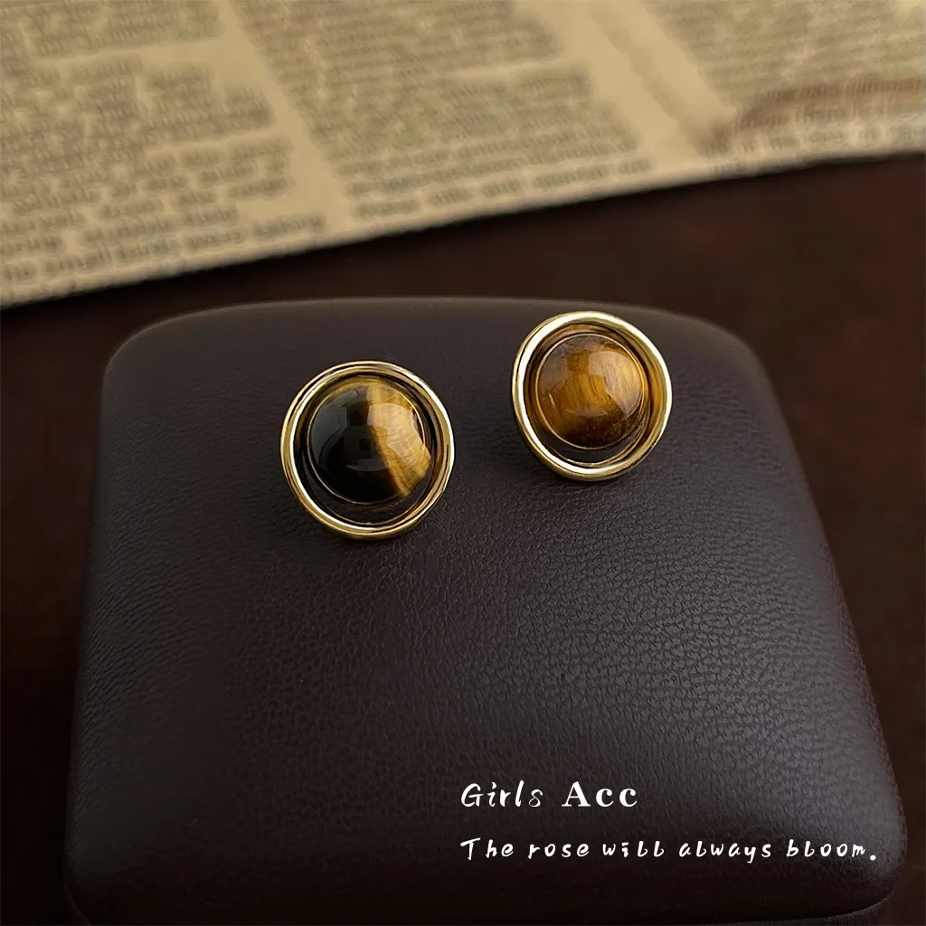 Vintage Tiger Eye Stone Earrings Maillard Style Geometric Hollow-out Design Natural Stone Jewelry Minimalist Fashion Ear Studs
Vintage Tiger Eye Stone Earrings Maillard Style Geometric Hollow-out Design Natural Stone Jewelry Minimalist Fashion Ear Studs