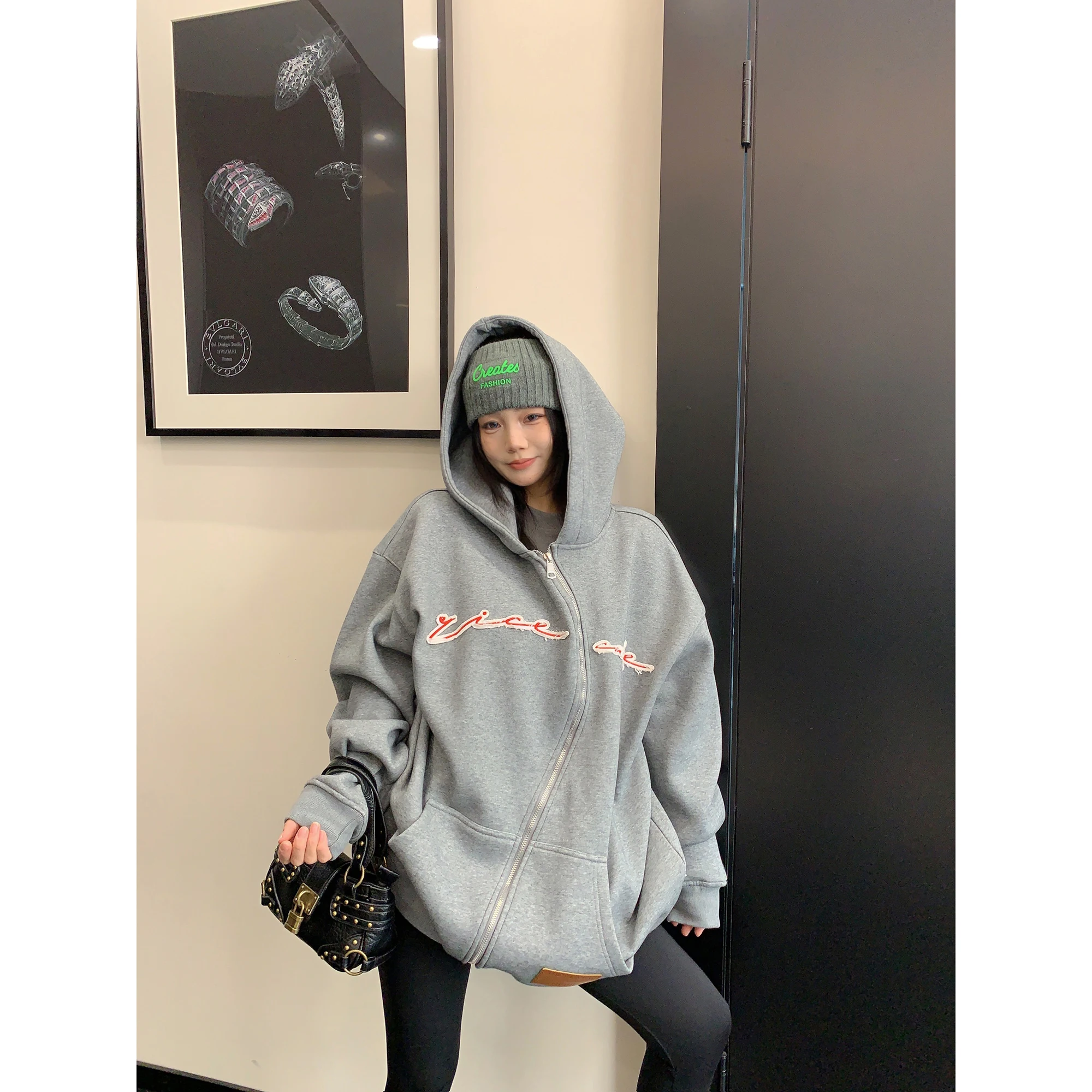 Весенняя новинка: Американское женское пальто с вышивкой и пэчворком, на молнии, с длинными рукавами, из хлопка, с капюшоном
Весенняя новинка: Американское женское пальто с вышивкой и пэчворком, на молнии, с длинными рукавами, из хлопка, с капюшоном