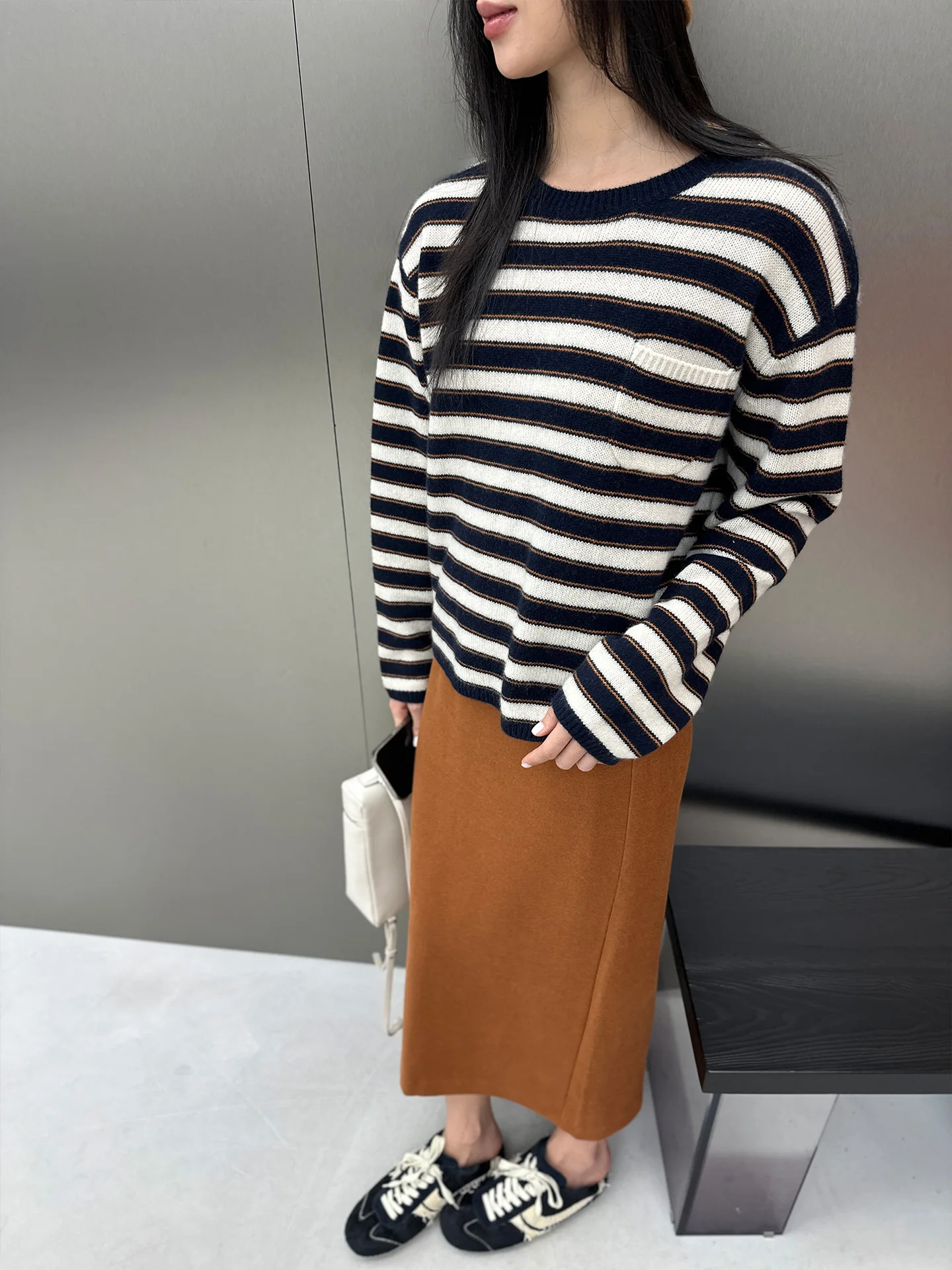 Классический полосатый свитер Camere от Village Chief, повседневный женский топ, новинка 2025 года, модный вязаный длинный свитер для работы и отдыха
Классический полосатый свитер Camere от Village Chief, повседневный женский топ, новинка 2025 года, модный вязаный длинный свитер для работы и отдыха