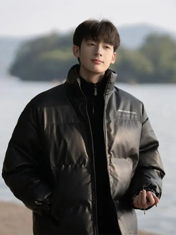 Корейская повседневная утепленная куртка из искусственной кожи с воротником-стойкой, водонепроницаемая, черная, для мужчин
Корейская повседневная утепленная куртка из искусственной кожи с воротником-стойкой, водонепроницаемая, черная, для мужчин