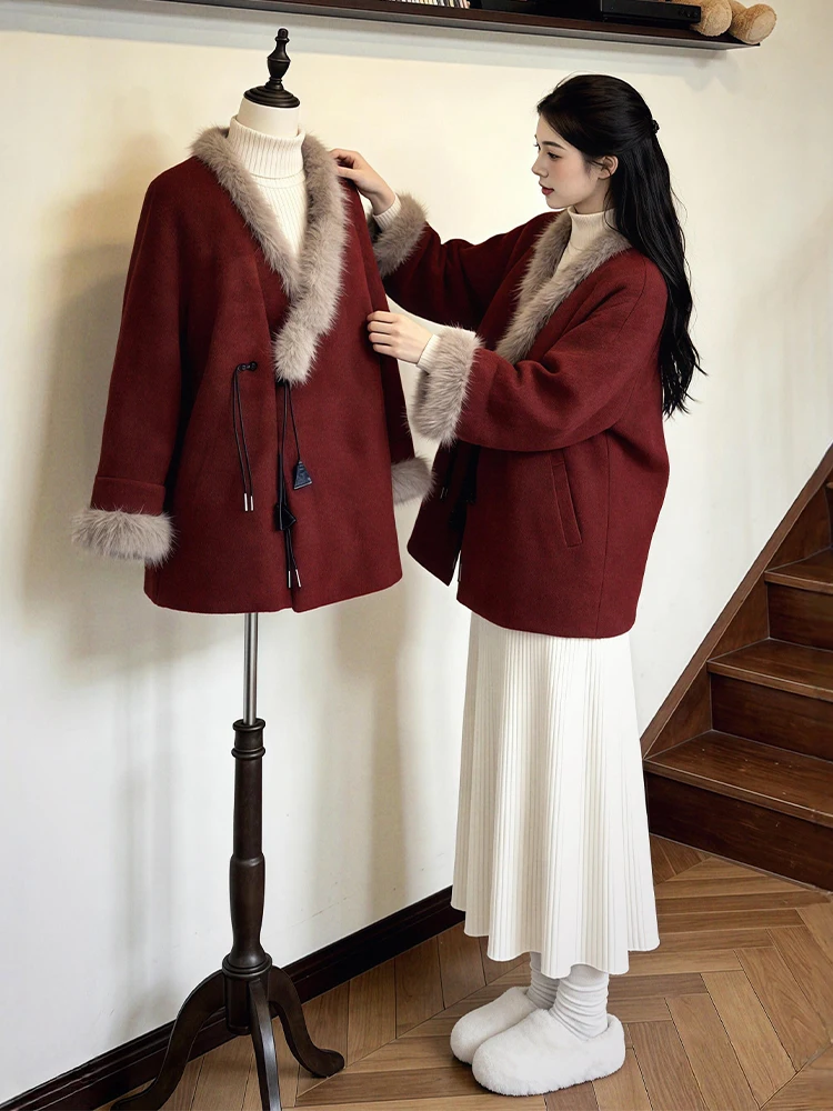 Stylish Red Woolen Coat with Soft Fur Collar Beautiful And Warm for New Year 2026 Autumn Winter New Arrival Ladies Fashion
Stylish Red Woolen Coat with Soft Fur Collar Beautiful And Warm for New Year 2026 Autumn Winter New Arrival Ladies Fashion