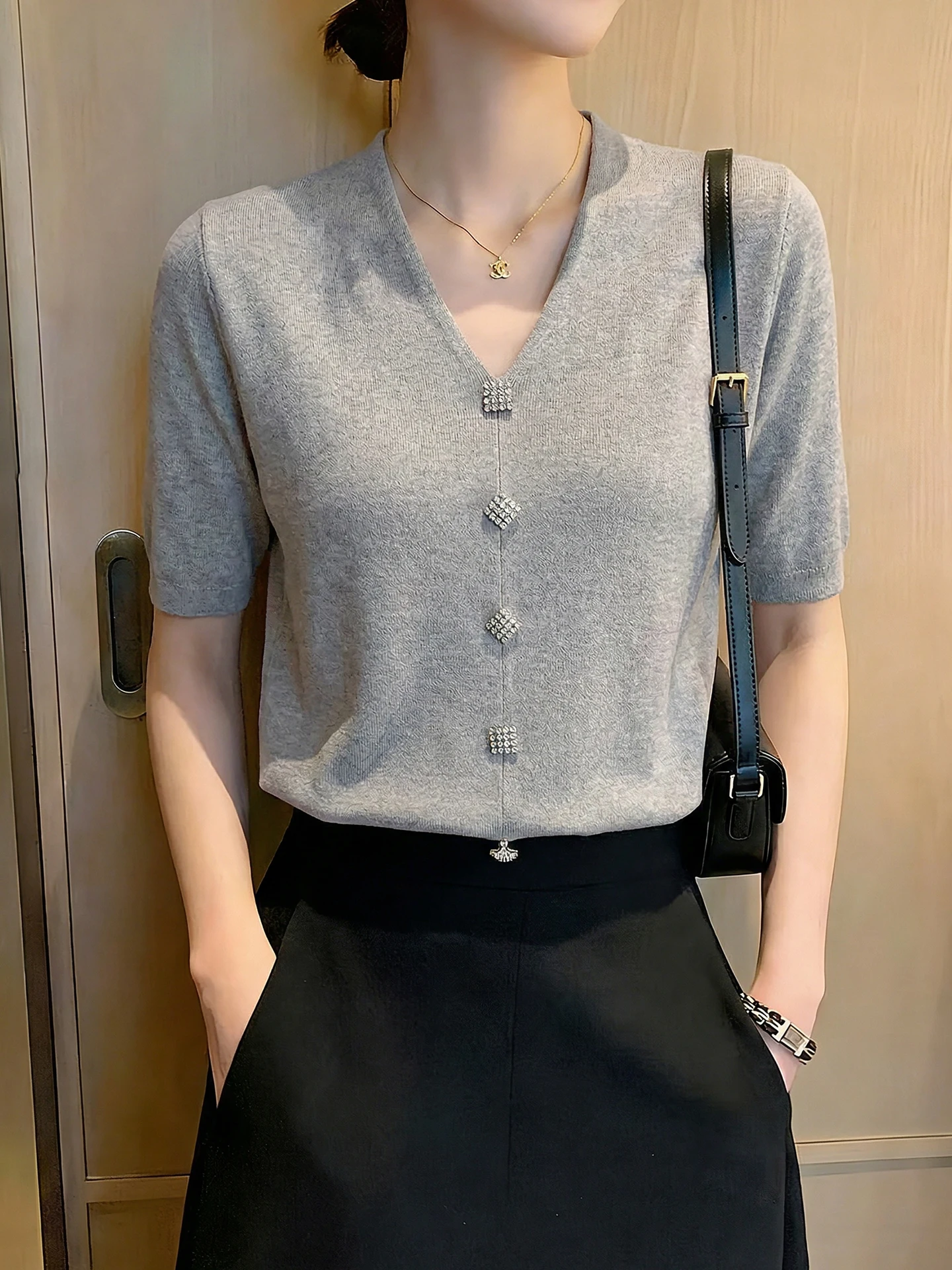 Elegant Grey V-Neck Short Sleeve Knitwear Soft Versatile Top Trendy Commute Shirt Summer 2026 Loose Fit Casual Knitted Dress
Elegant Grey V-Neck Short Sleeve Knitwear Soft Versatile Top Trendy Commute Shirt Summer 2026 Loose Fit Casual Knitted Dress