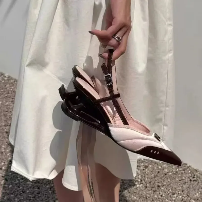Женские босоножки на высоком каблуке с уникальным дизайном и нерегулярным каблуком в балетном стиле, новинка 2025, неглубокие остроконечные босоножки на высоком каблуке
Женские босоножки на высоком каблуке с уникальным дизайном и нерегулярным каблуком в балетном стиле, новинка 2025, неглубокие остроконечные босоножки на высоком каблуке