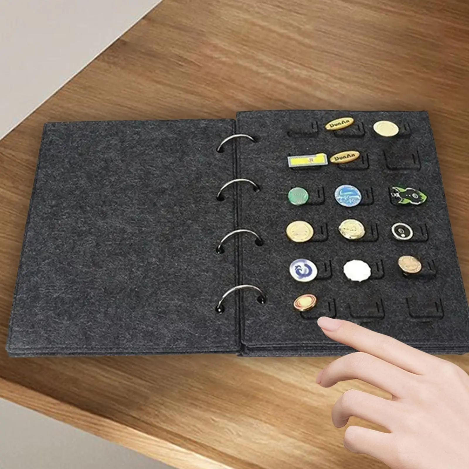 Pin Display Binder Stand Pin Display Holder with 4 Pages Brooch Storage Display Stand for Shops Countertop Dressing Table
Pin Display Binder Stand Pin Display Holder with 4 Pages Brooch Storage Display Stand for Shops Countertop Dressing Table