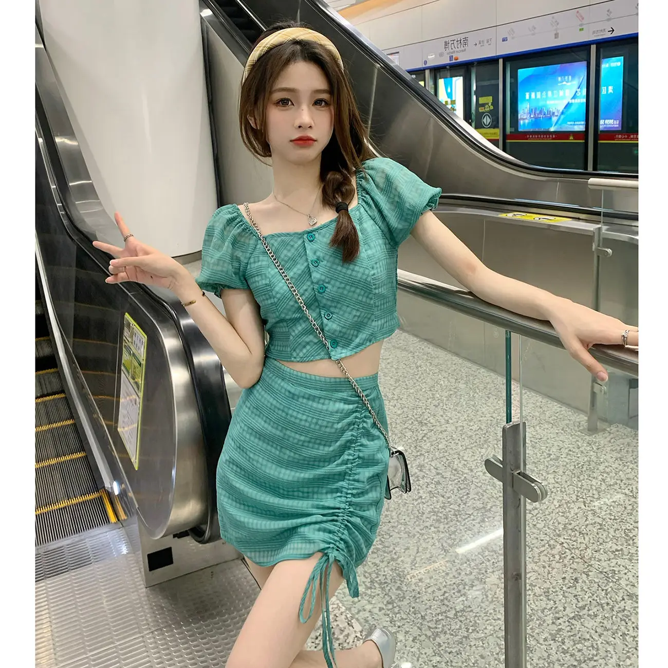 Two Piece Sets Womens Outifits Summer New Fashionable High-end Advanced Designed Temperature Niche Short Top and Short Skirt
Two Piece Sets Womens Outifits Summer New Fashionable High-end Advanced Designed Temperature Niche Short Top and Short Skirt