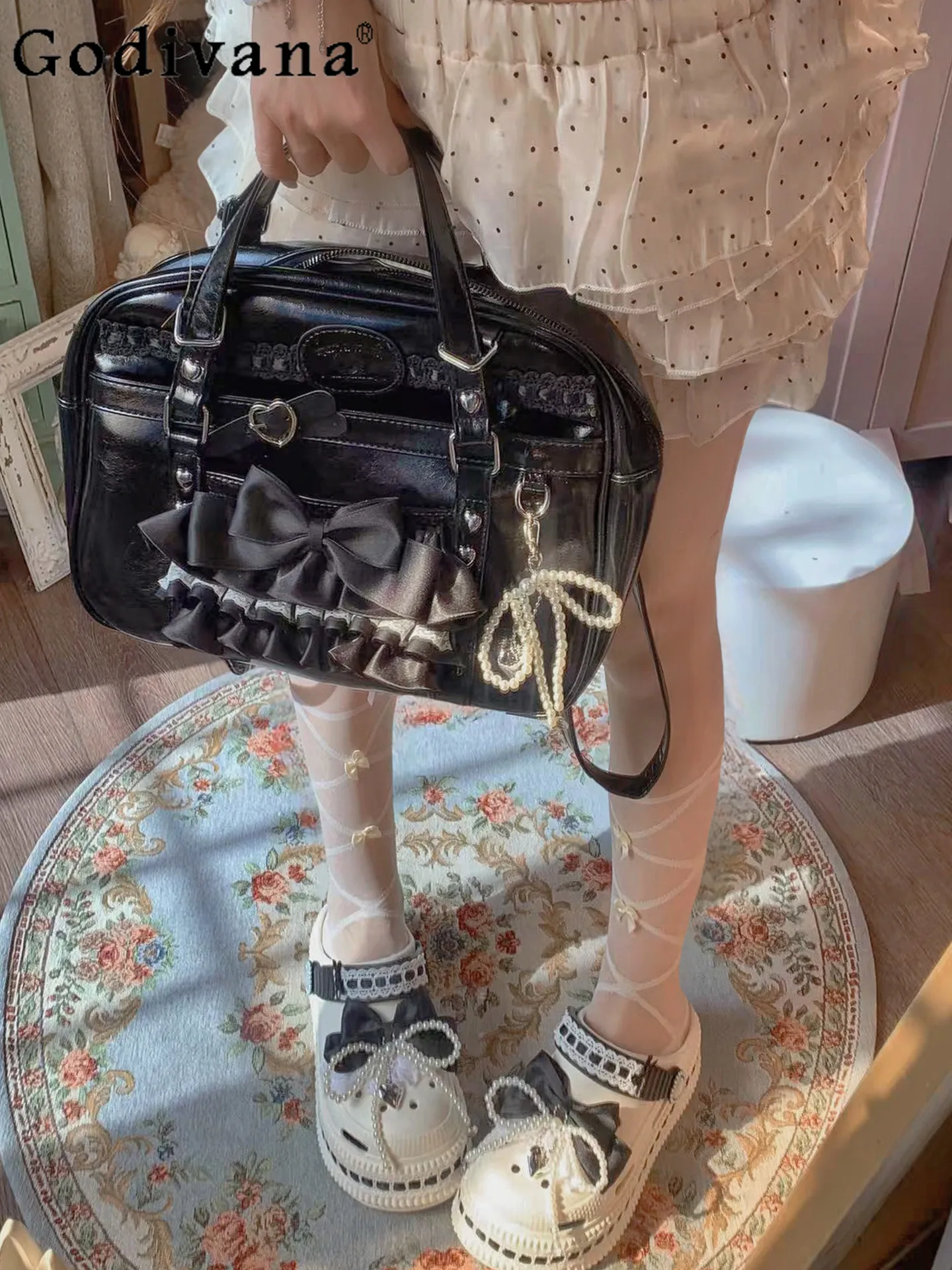 Japanese Original Retro Elegant Bow Lace Handbag Y2k Subculture Sweet and Cool Girl Design Patent Leather Double Shoulder ItaBag
Japanese Original Retro Elegant Bow Lace Handbag Y2k Subculture Sweet and Cool Girl Design Patent Leather Double Shoulder ItaBag