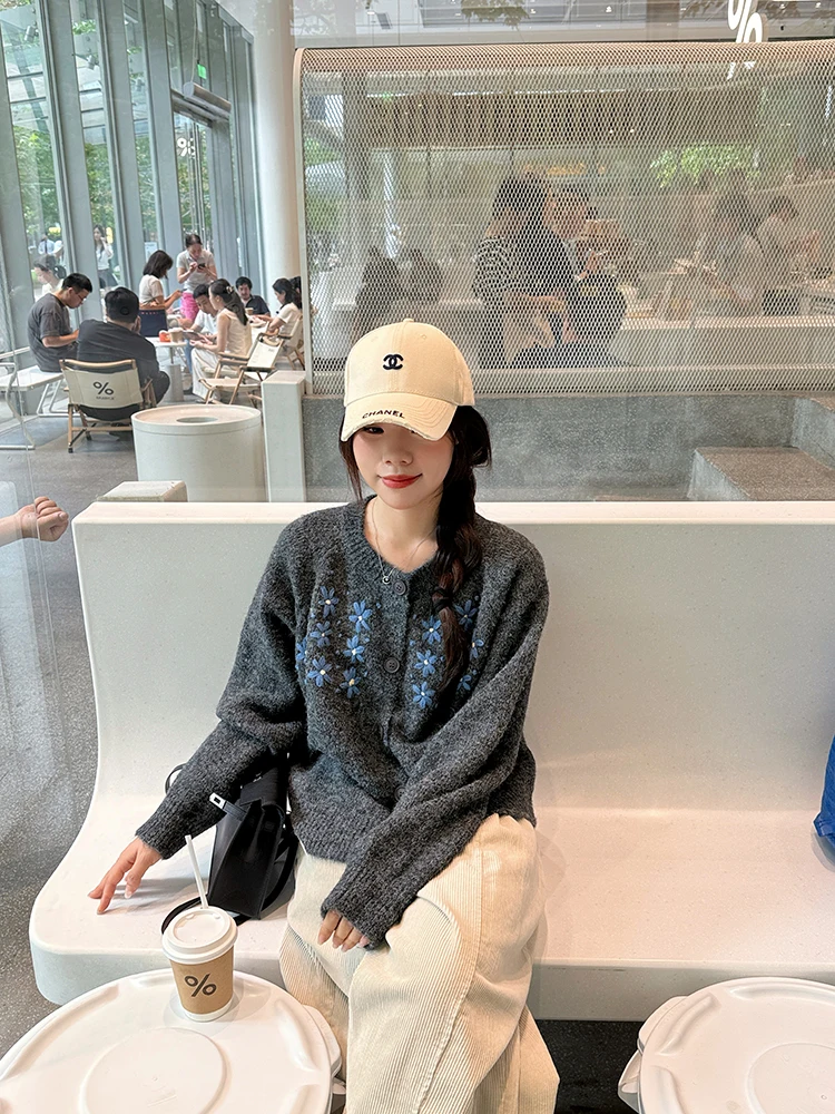 Вязаный вручную винтажный кардиган с цветочным узором, свободный повседневный топ для женщин, осенняя новинка, удобный, из полиэстера
Вязаный вручную винтажный кардиган с цветочным узором, свободный повседневный топ для женщин, осенняя новинка, удобный, из полиэстера